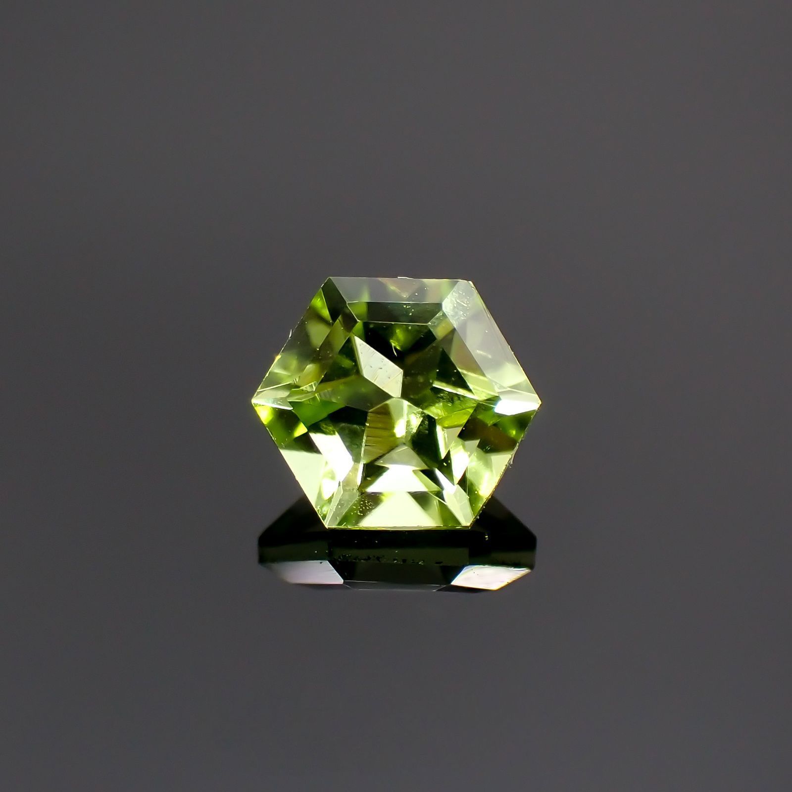 ◇ヘキサゴンカット◇ペリドット(宝石名ペリドット) パキスタン産 0.63ct 識別済[250813100]4.9×4.9mm前後