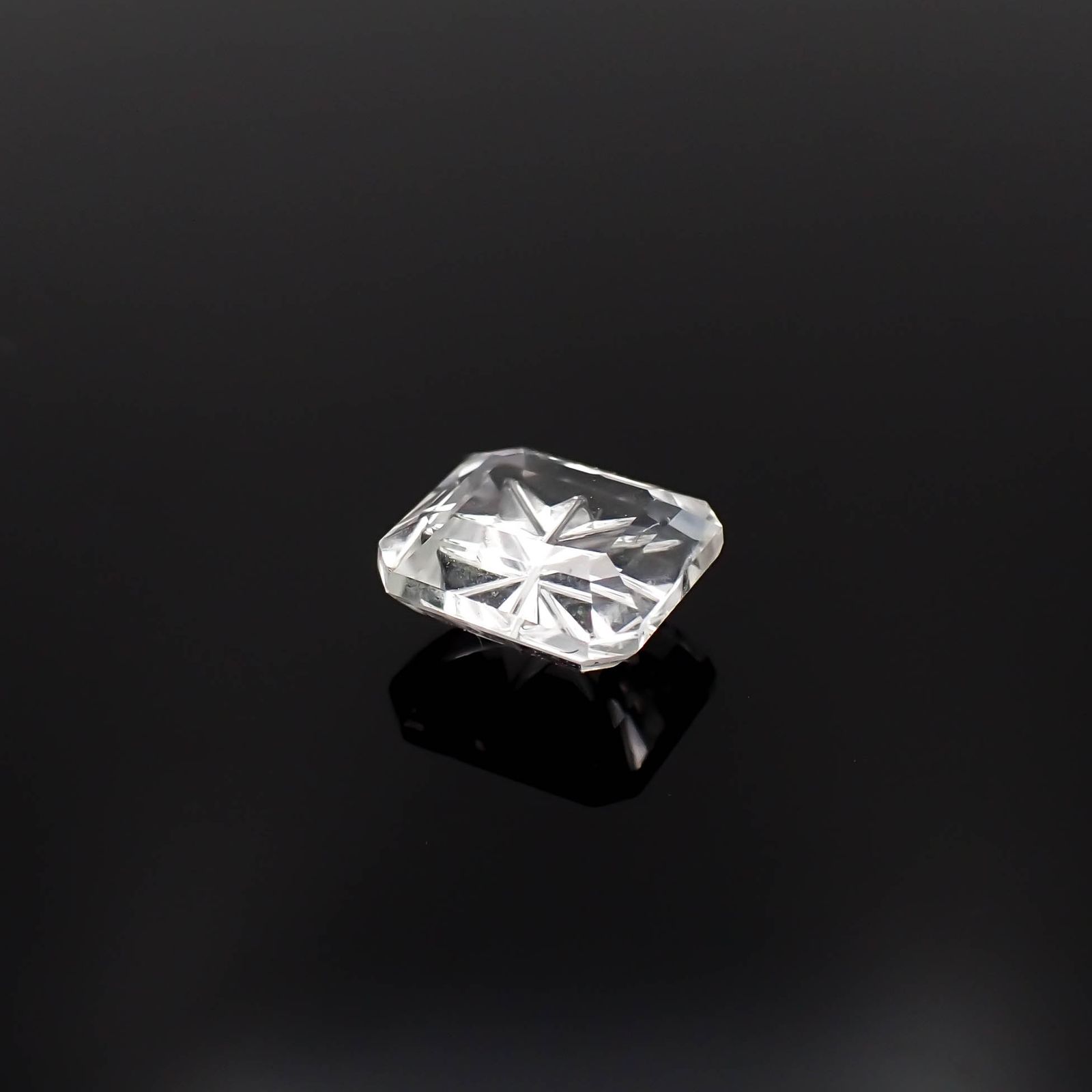 ◇甲州貴石切子Plus Three◇フェナカイト カード付き(宝石名フェナカイト)マダガスカル産 1.31ct 識別済[231225064]6.9x6mm前後