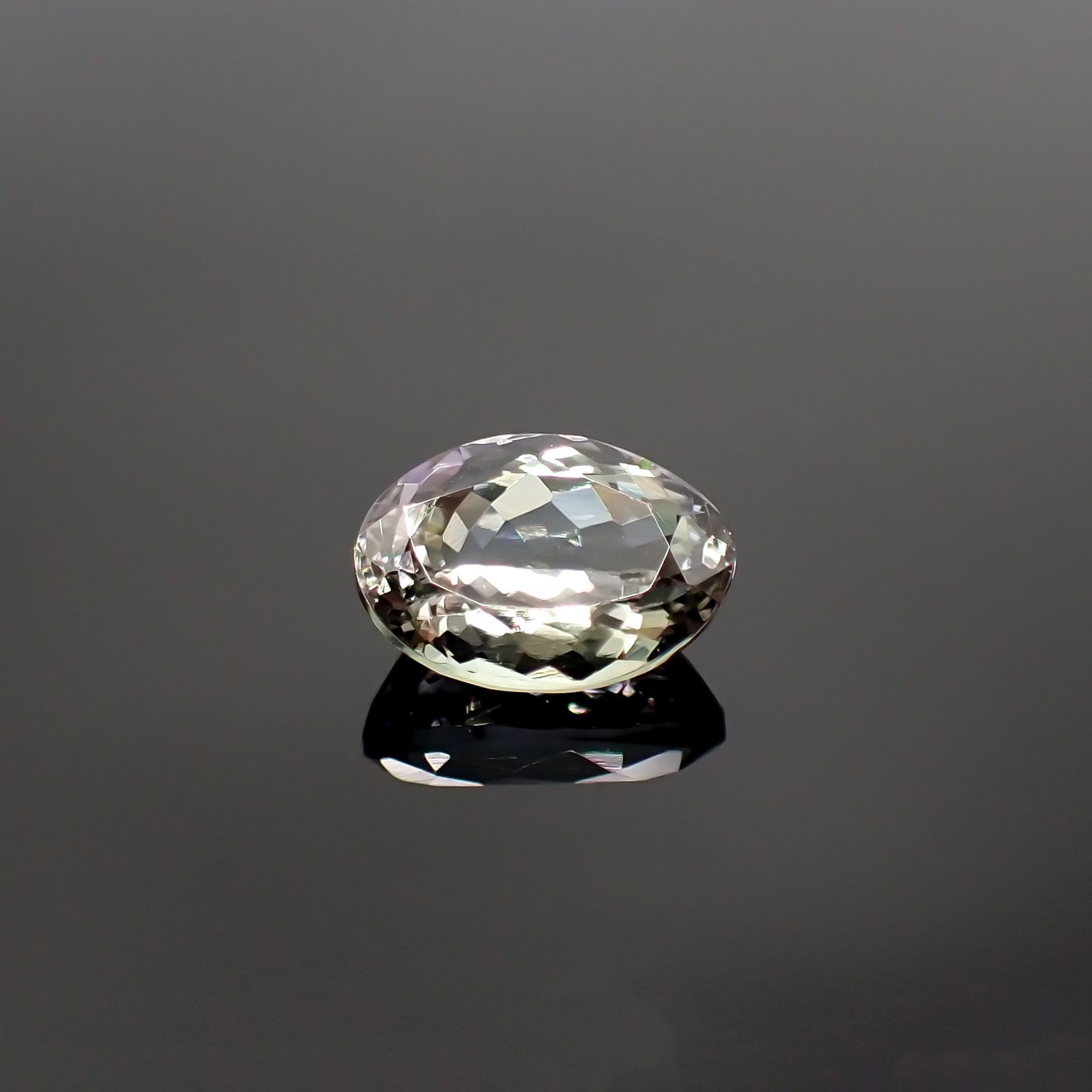 バイカラータンザナイト(宝石名ゾイサイト) タンザニア産 1.908ct ソ付(彩珠)[210711824]8.7×6.4mm前後