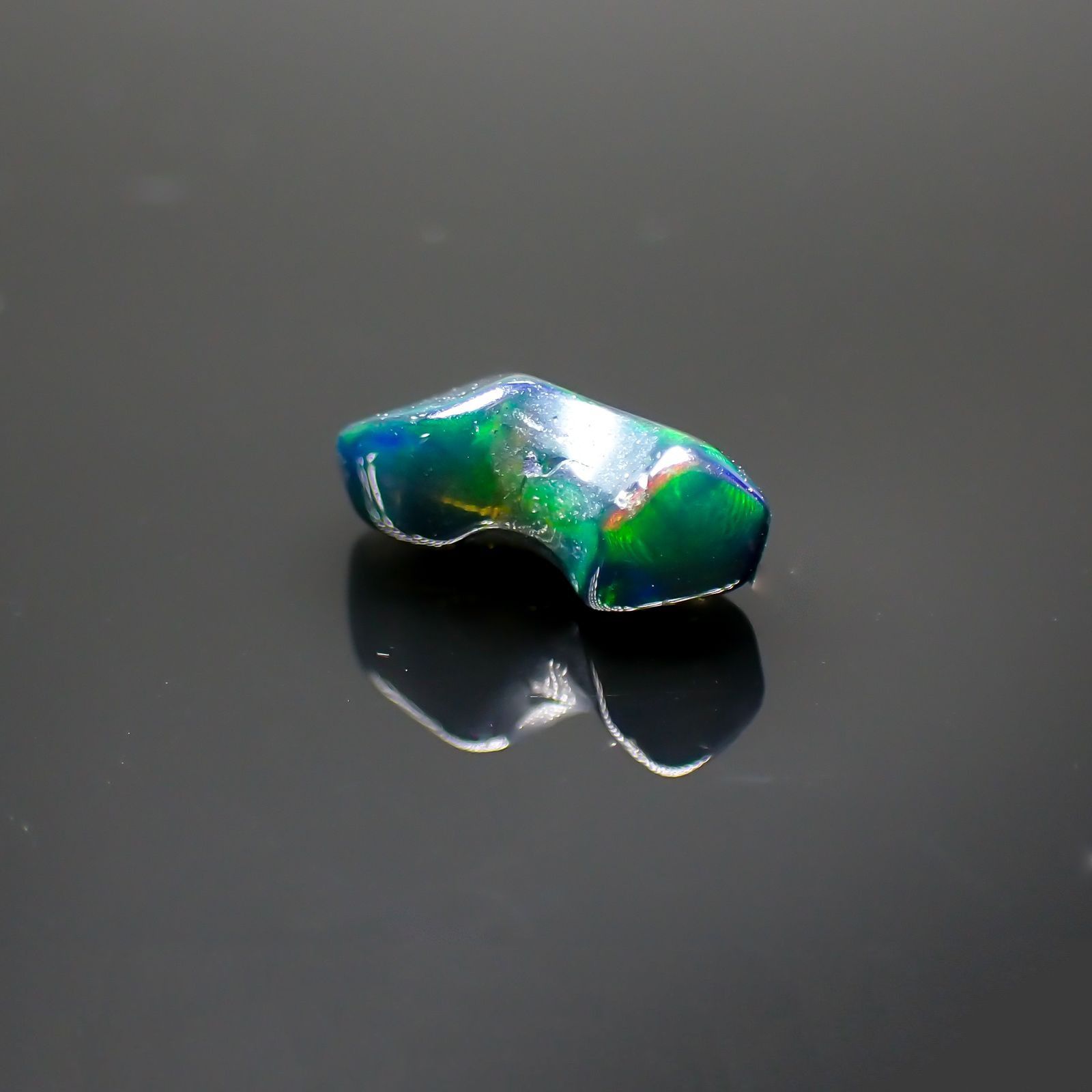 ◇バロック型◇ブラックオパール(宝石名オパール/加熱処理) エチオピア産 識別済 1.55ct / 12x6.3mm前後 [211013505]