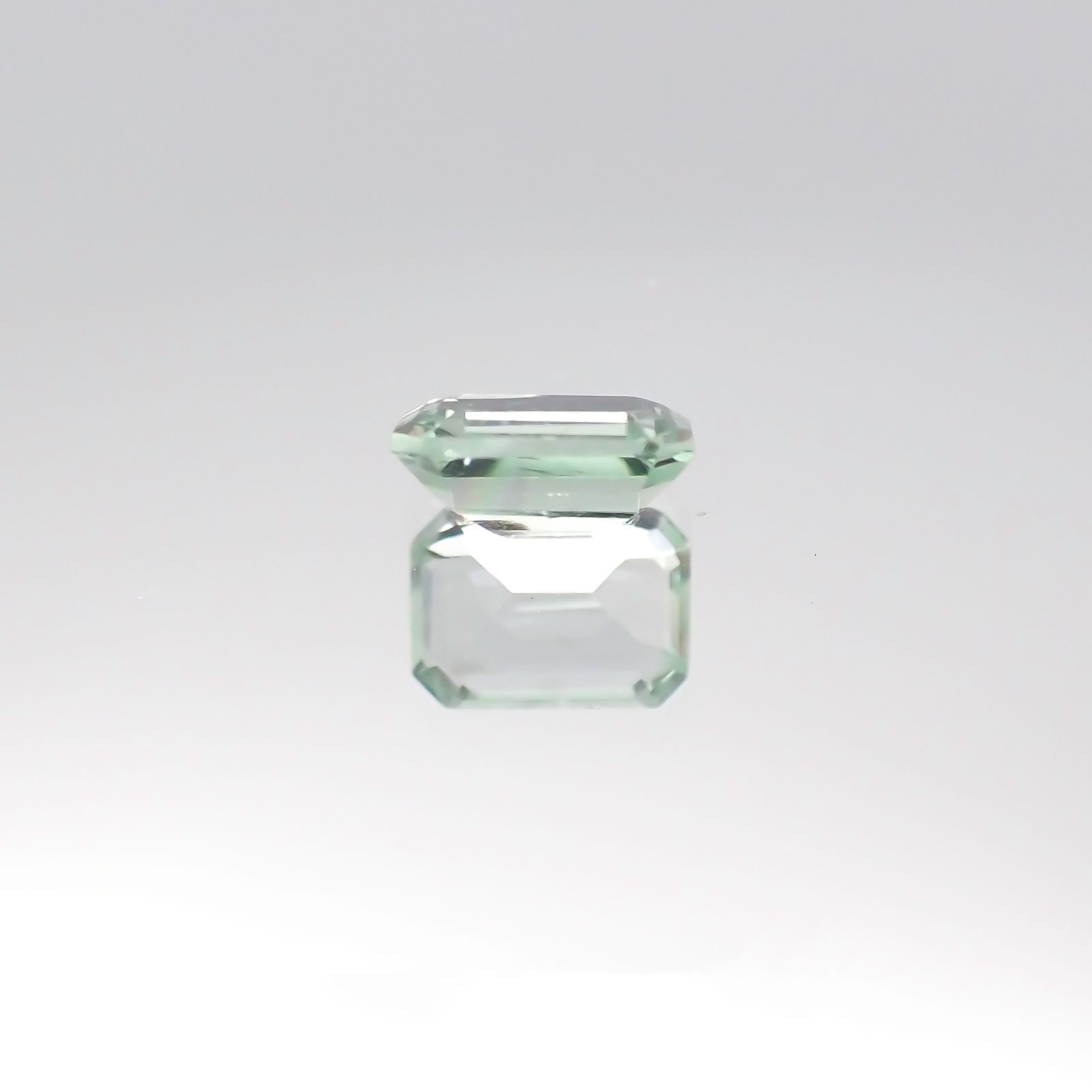 ミントベリル(宝石名グリーン・ベリル)ブラジル産 0.37ct 識別済[231024021]5x3.6mm前後