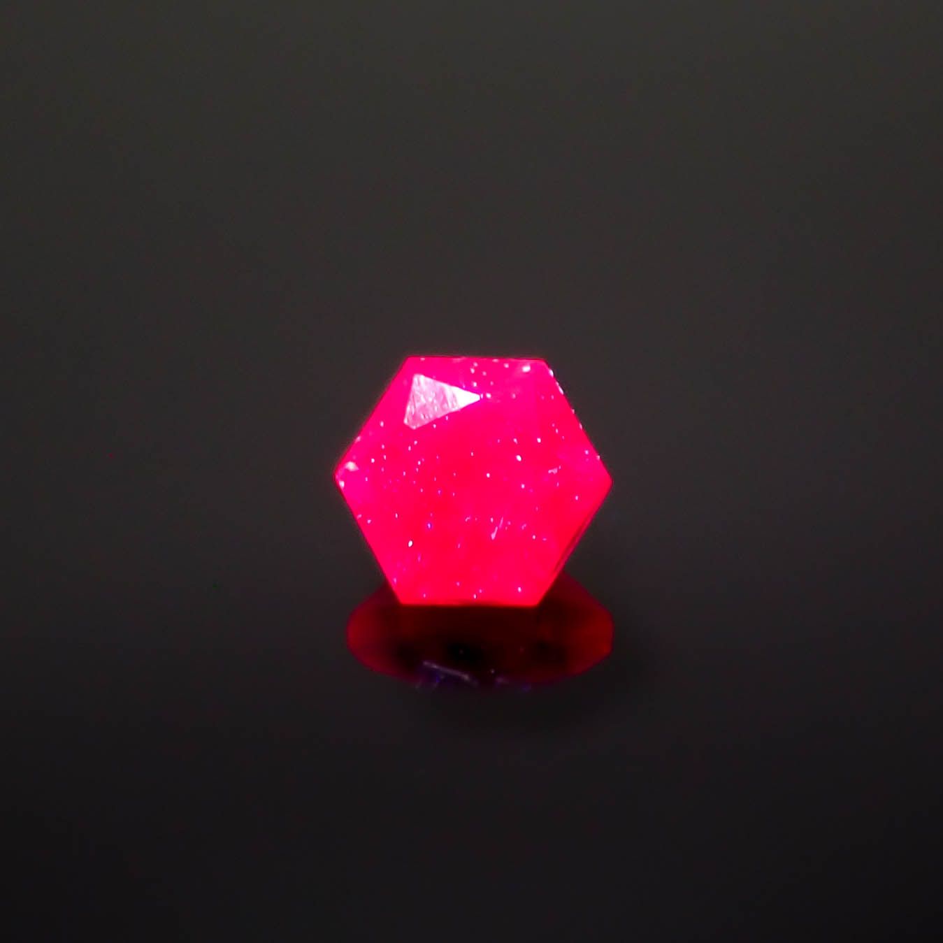 ◇ヘキサゴンカット◇ルビー(宝石名ルビー)モザンビーク/ミャンマー産 0.18ct 識別済[240326665]2.9x2.9mm前後