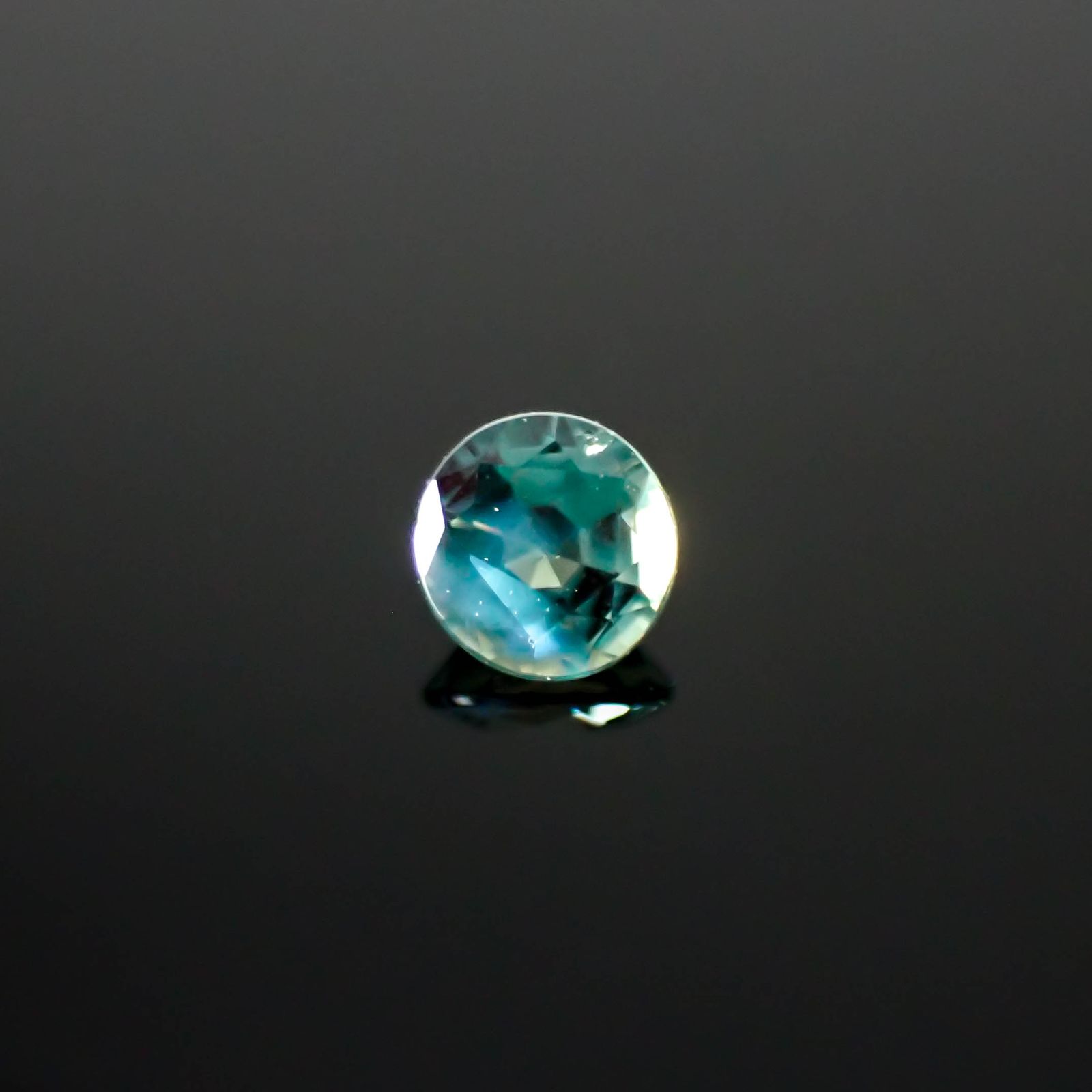 シルキーアレキサンドライト ブラジル・ミナスジェライス州ヘマチタ鉱山産 0.11ct[240627965]2.9x2.9mm前後
