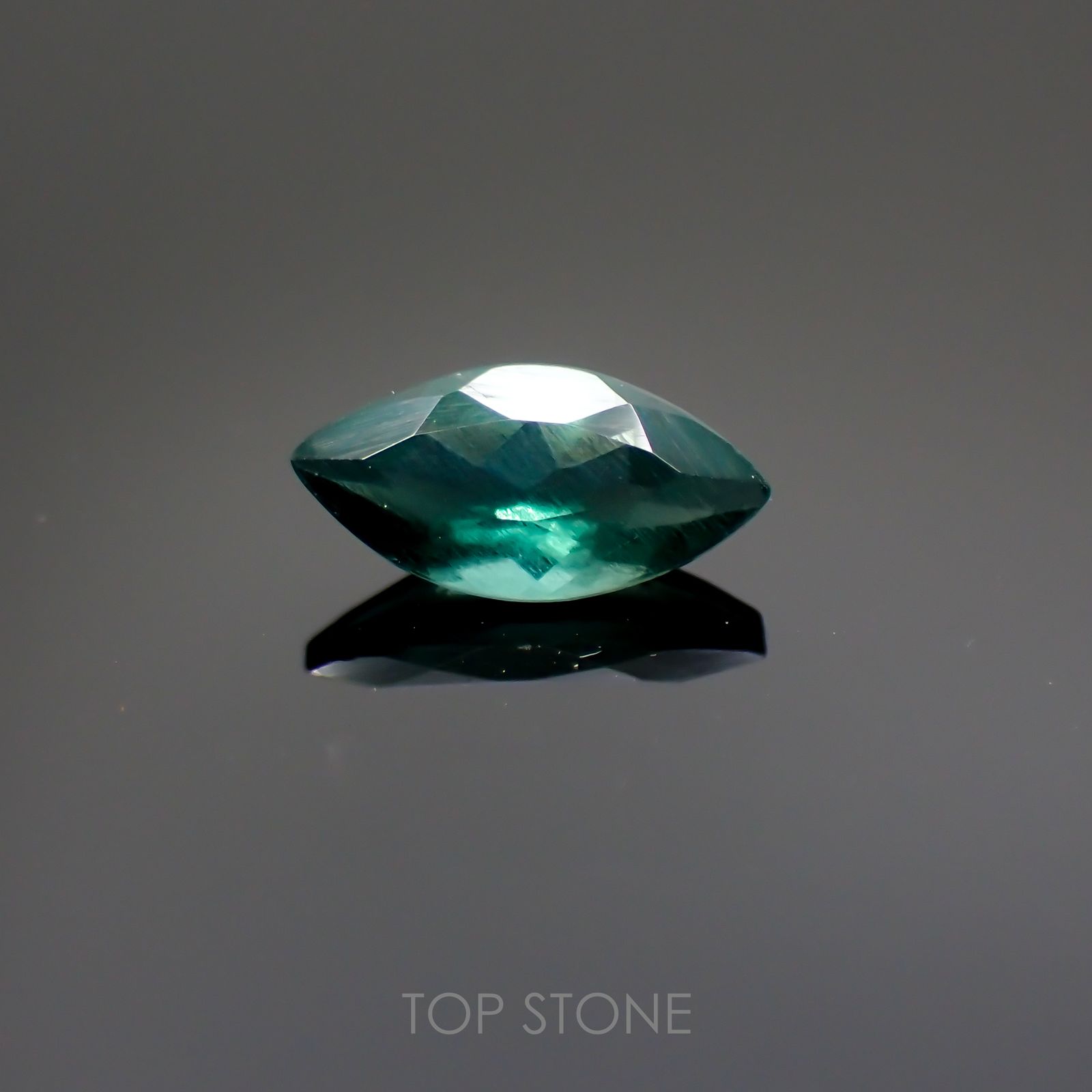グリーンアパタイト(ノーブルモロキサイト(宝石名アパタイト) マダガスカル産 0.36ct 識別済[211013534]7×3.5mm前後