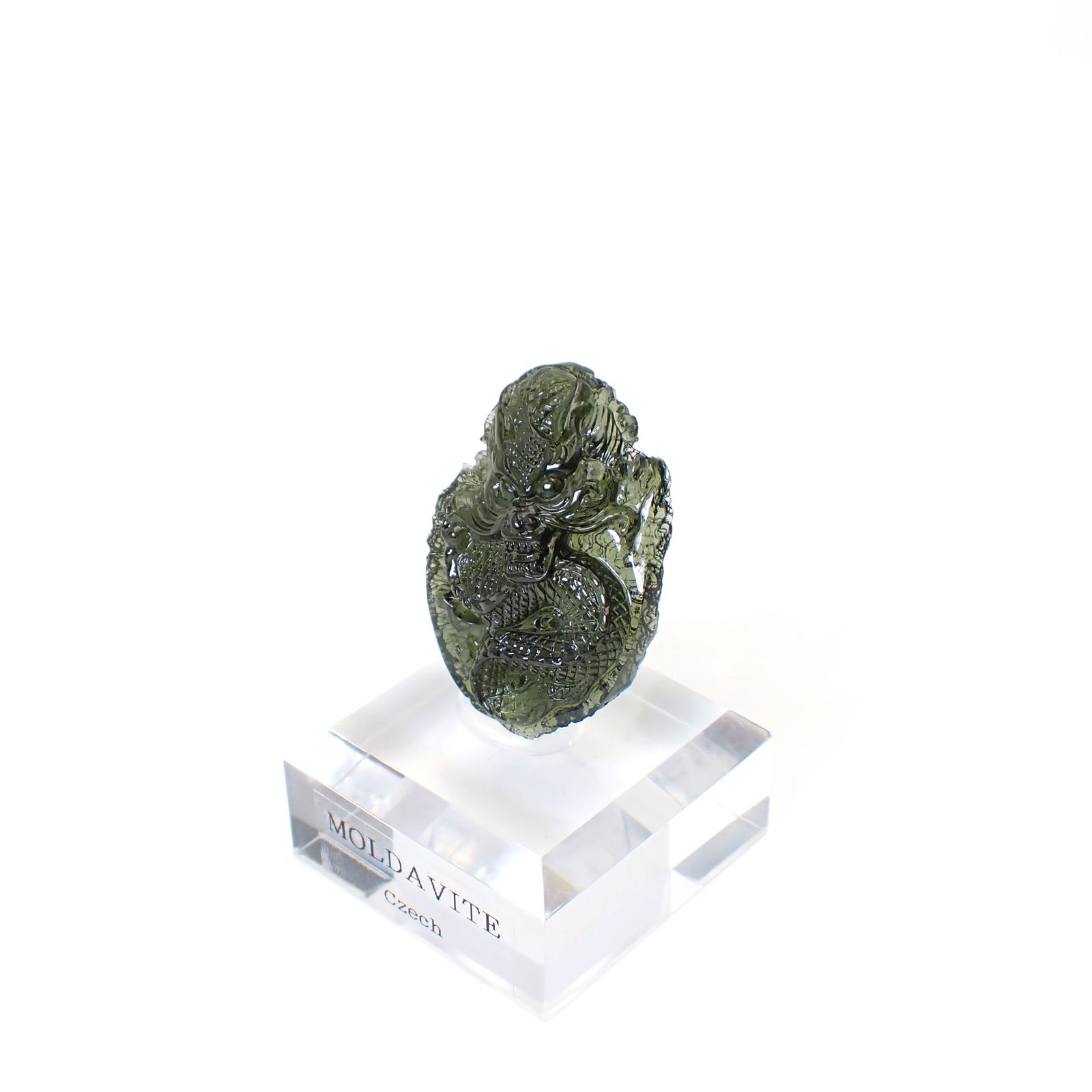 ◇龍彫刻◇モルダバイト 発見地:旧チェコスロバキア アクリル台座付き 77.90ct(15.58g) / 13.9x29.7x41.7mm前後 [260632497]