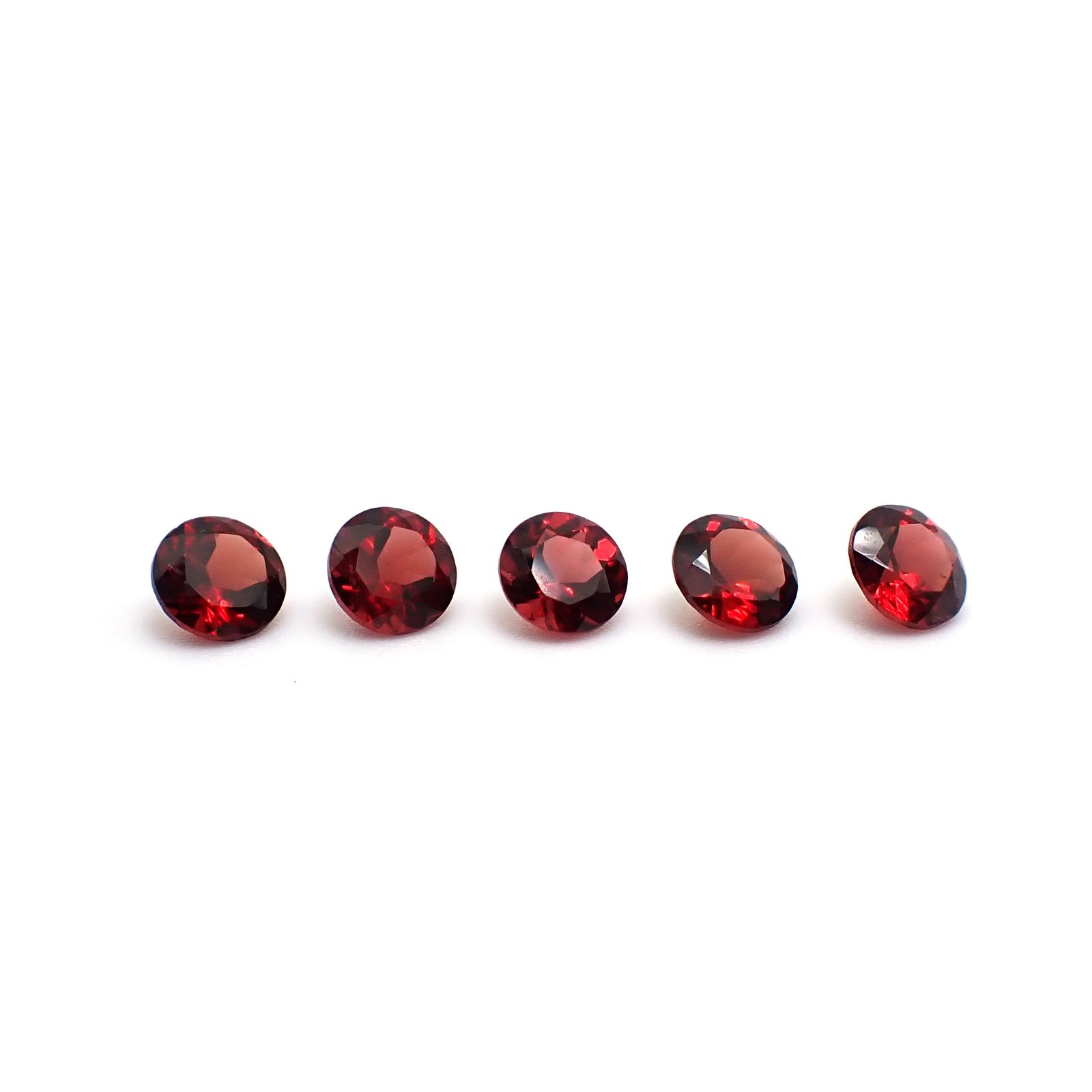 ◇ランダムセレクト◇パイロープアルマンディンガーネット モザンビーク産 約0.40ct / 4.5x4.5mm前後 [260532202-PAC]