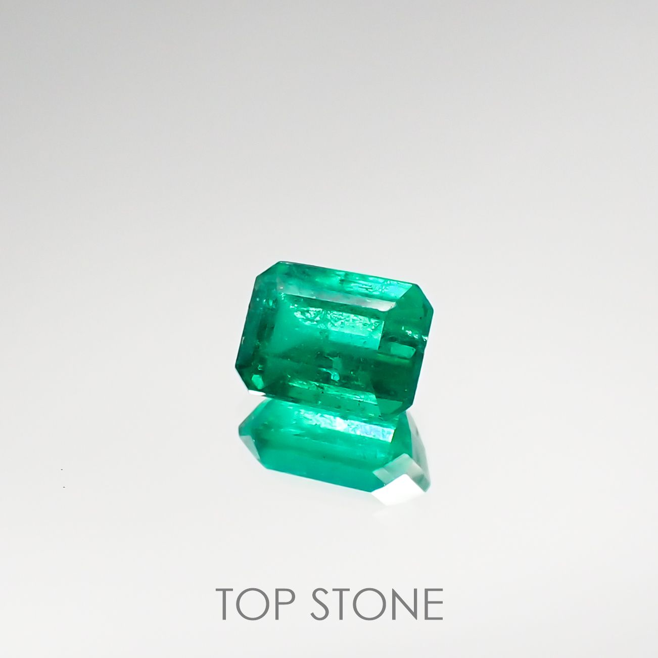 エメラルド(宝石名エメラルド) コロンビア産 0.529ct ソ付(彩珠)[210711685]5.5×3.9mm前後