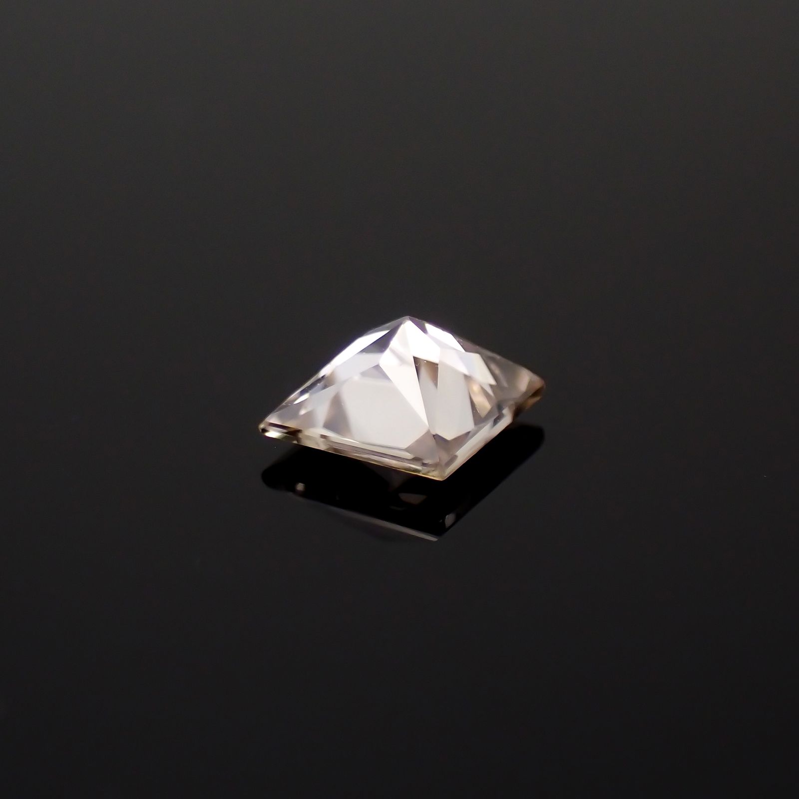 ◇プリンセスカット◇シャンパンカラージルコン スリランカ/カンボジア産 0.56ct[230421643]4.3x4.2mm前後