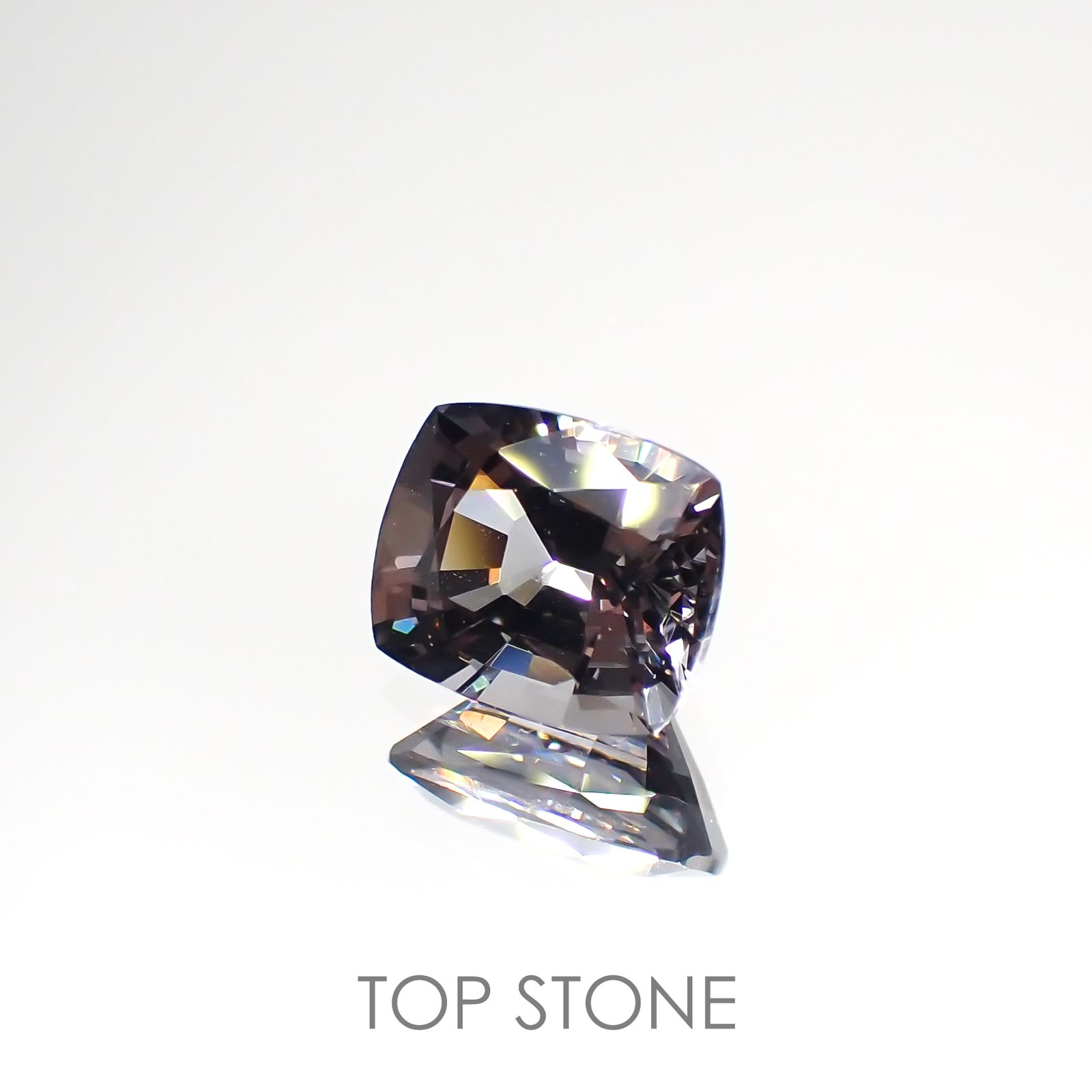 プラチナスピネル(宝石名スピネル) ビルマ産 1.381ct ソ付(彩珠)[210913318]7.1×5.9mm前後