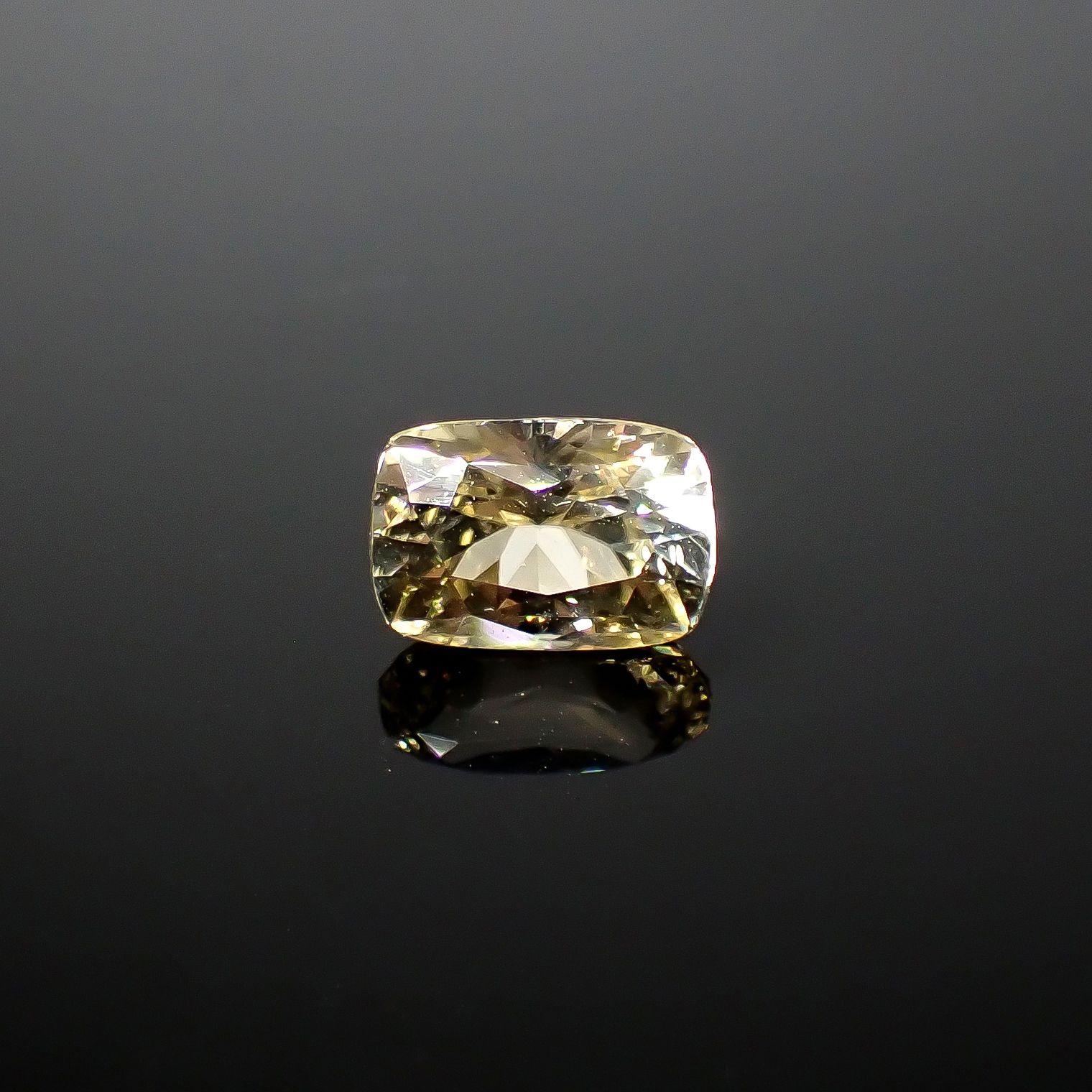 シンハライト(宝石名シンハライト)スリランカ産 2.49ct 識別済[250730811]9.1x6.3mm前後