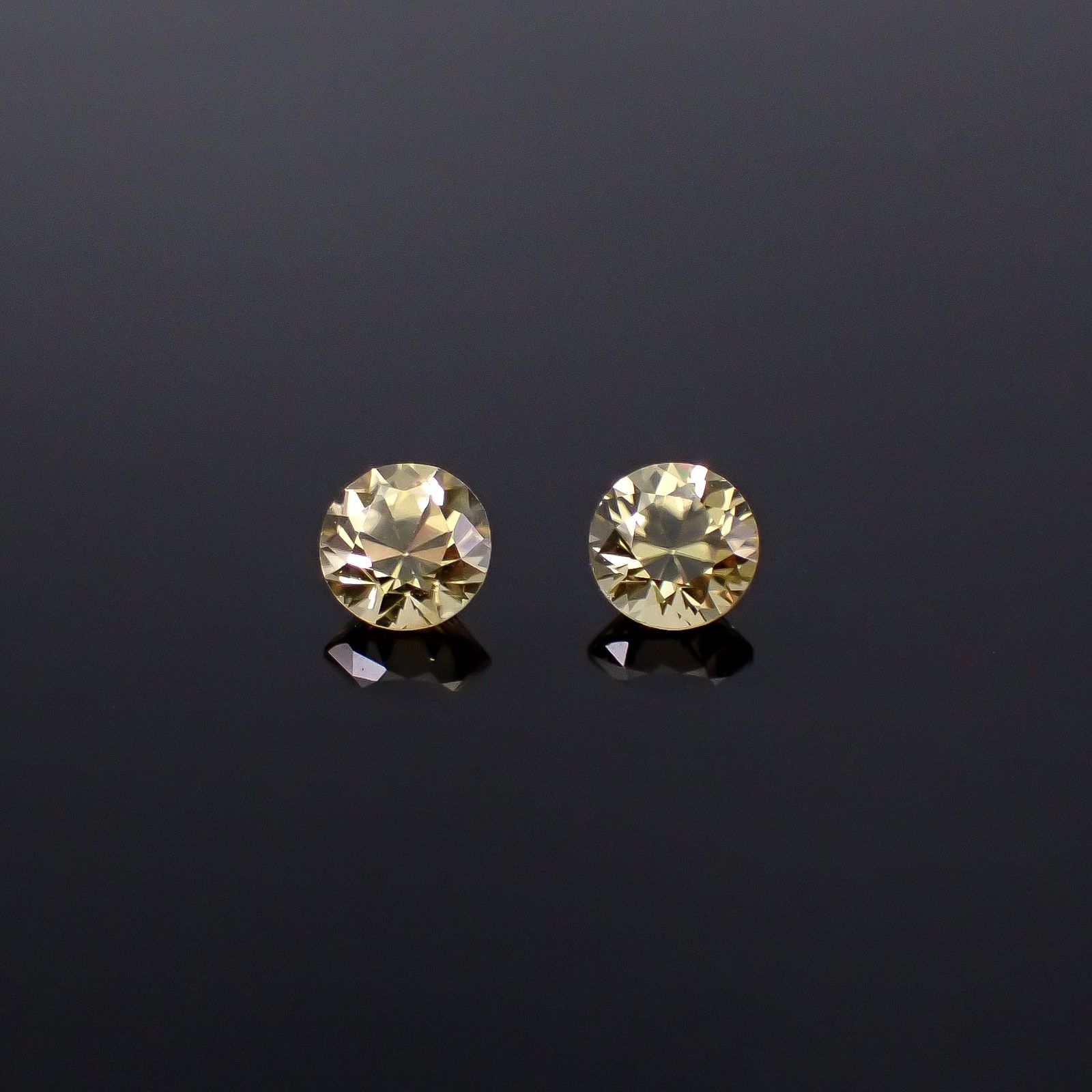 ◇ペアセット◇イエロージルコン(宝石名ジルコン)スリランカ/カンボジア産 識別済 0.91ct(2pcs合計) / 4.2x4.2mm前後 [251231488]