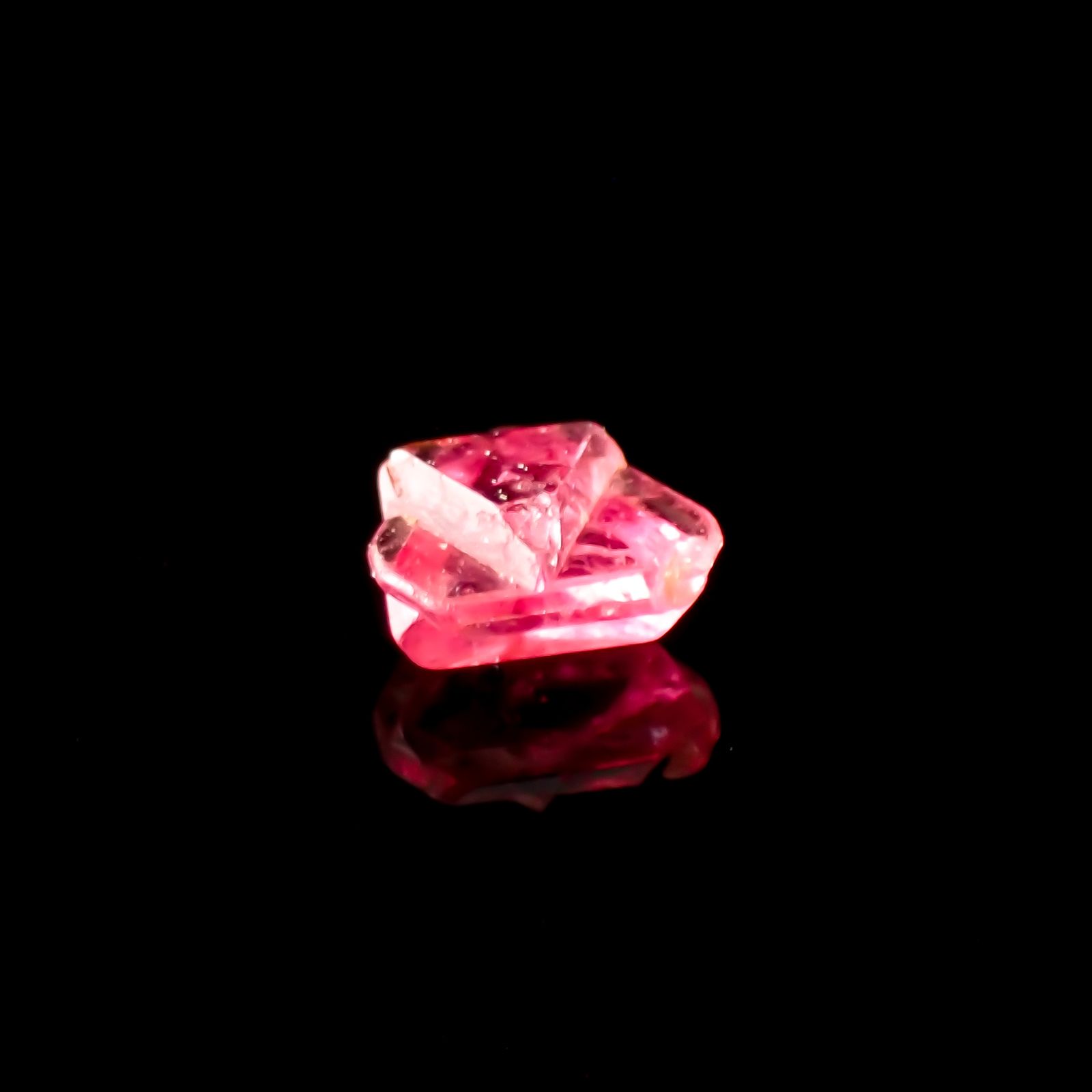 ツインクリスタルスピネル(スピネル式双晶）原石 ビルマ産 0.15ct[231124062]3.6x3.4mm前後