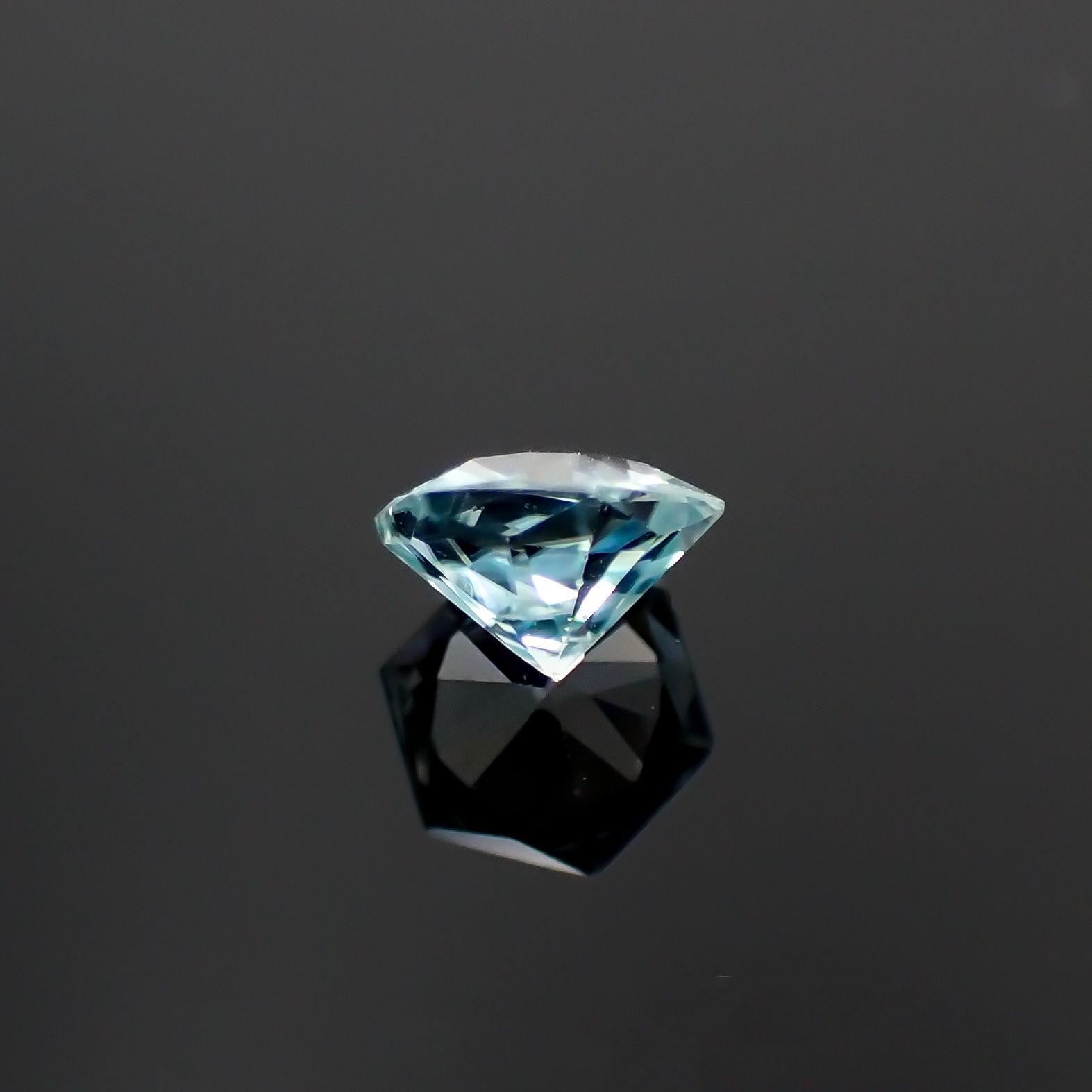 ◇ヘキサゴンカット◇アイスブルージルコン(宝石名ジルコン)カンボジア産 0.76ct 識別済[230320854]4.8x4.8mm前後
