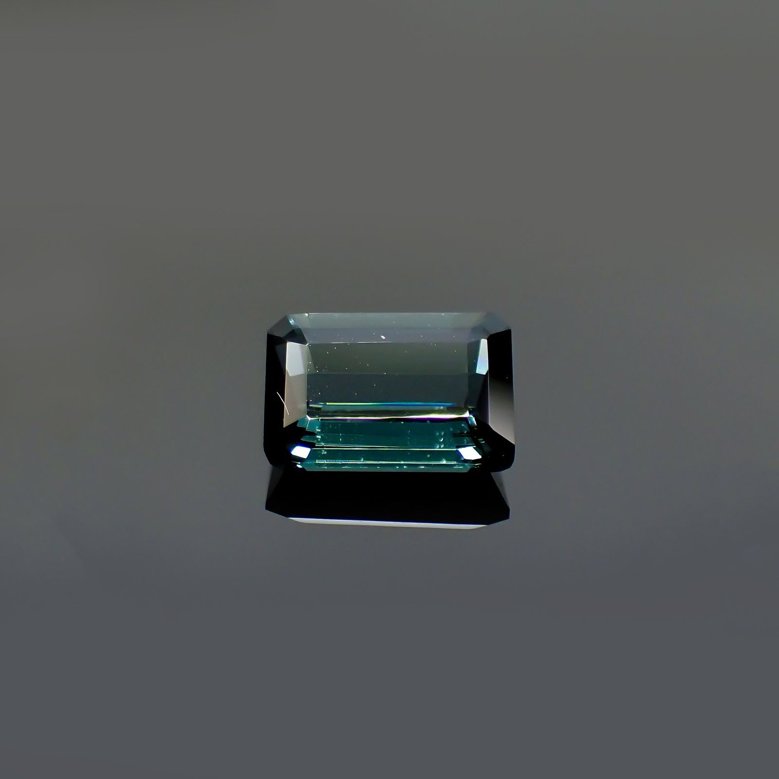 ブルートルマリン(宝石名ブルー・トルマリン) ブラジル産 ソ付(彩珠) 1.009ct / 7.5x5mm前後 [21049761]