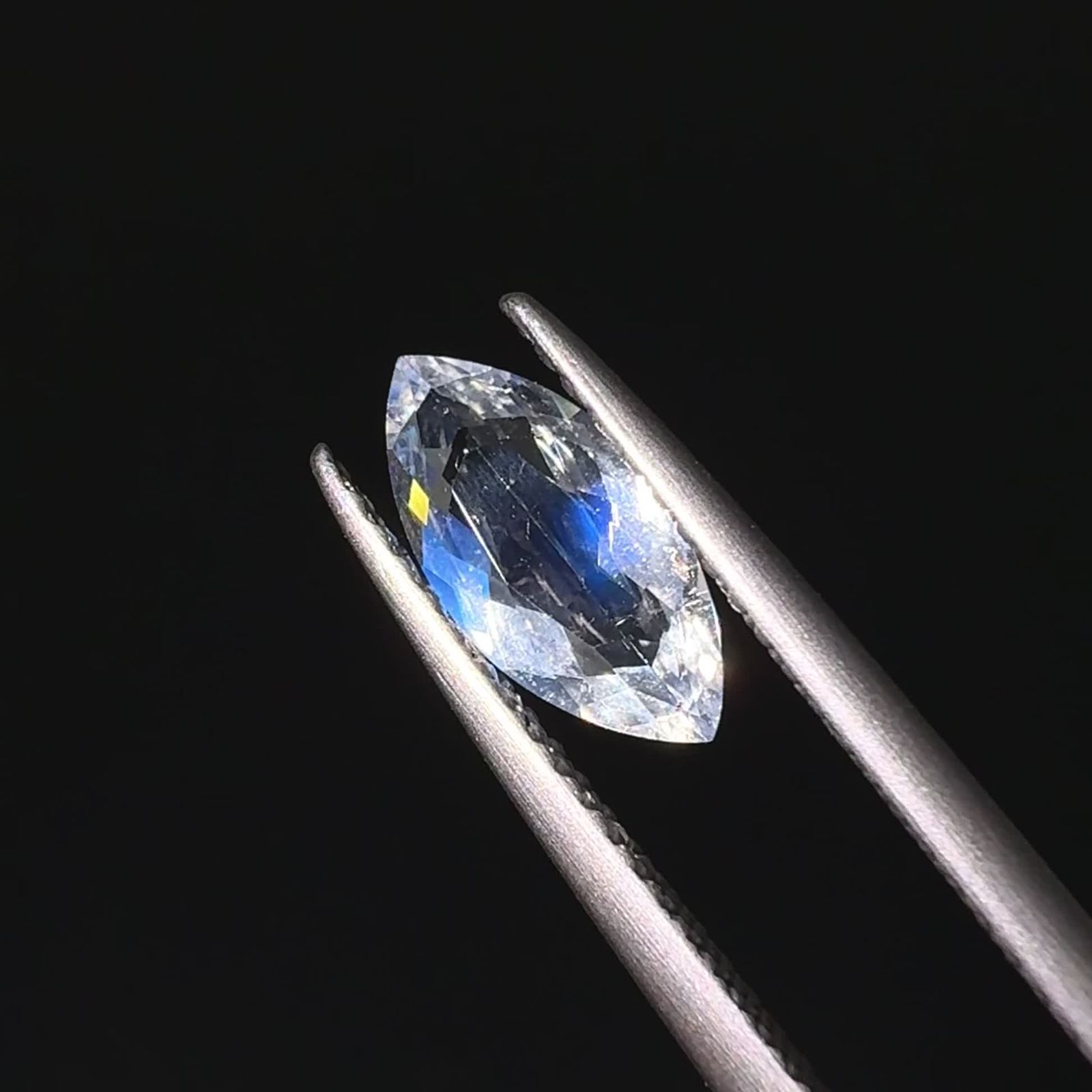 レインボームーンストーン ザンビア産 0.76ct / 10.2x4.9mm前後