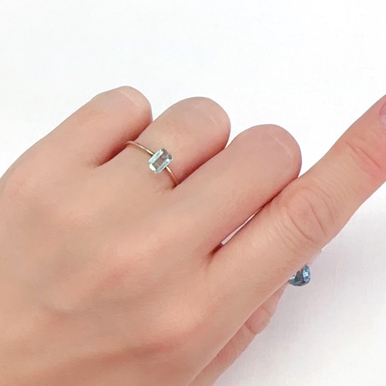 パステルカラーエメラルド コロンビア産 0.44ct[240225960]6x3.8mm前後