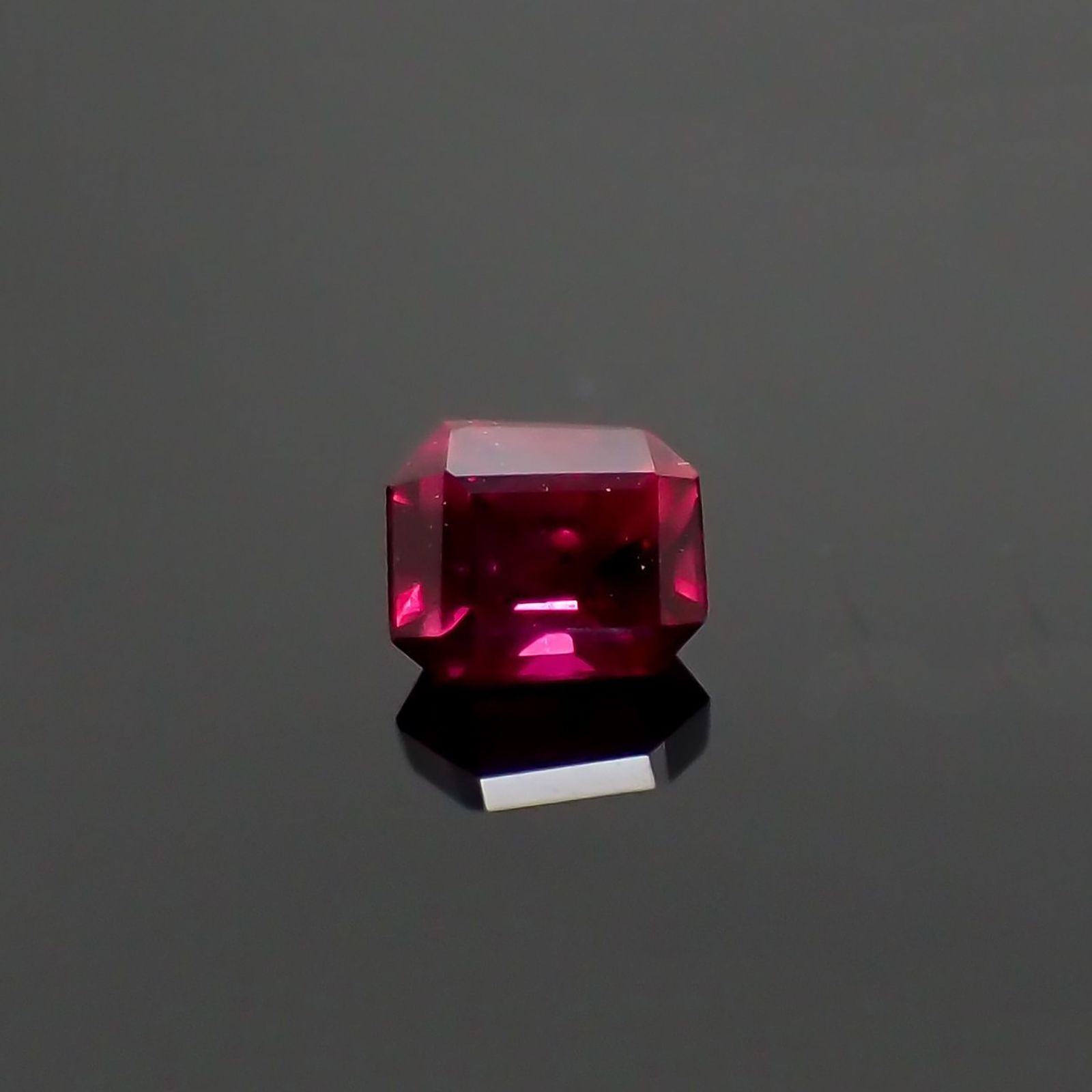 ルビー 非加熱(宝石名ルビー) マダガスカル産 識別済 0.12ct / 2.8x2.4mm前後 [210711732]