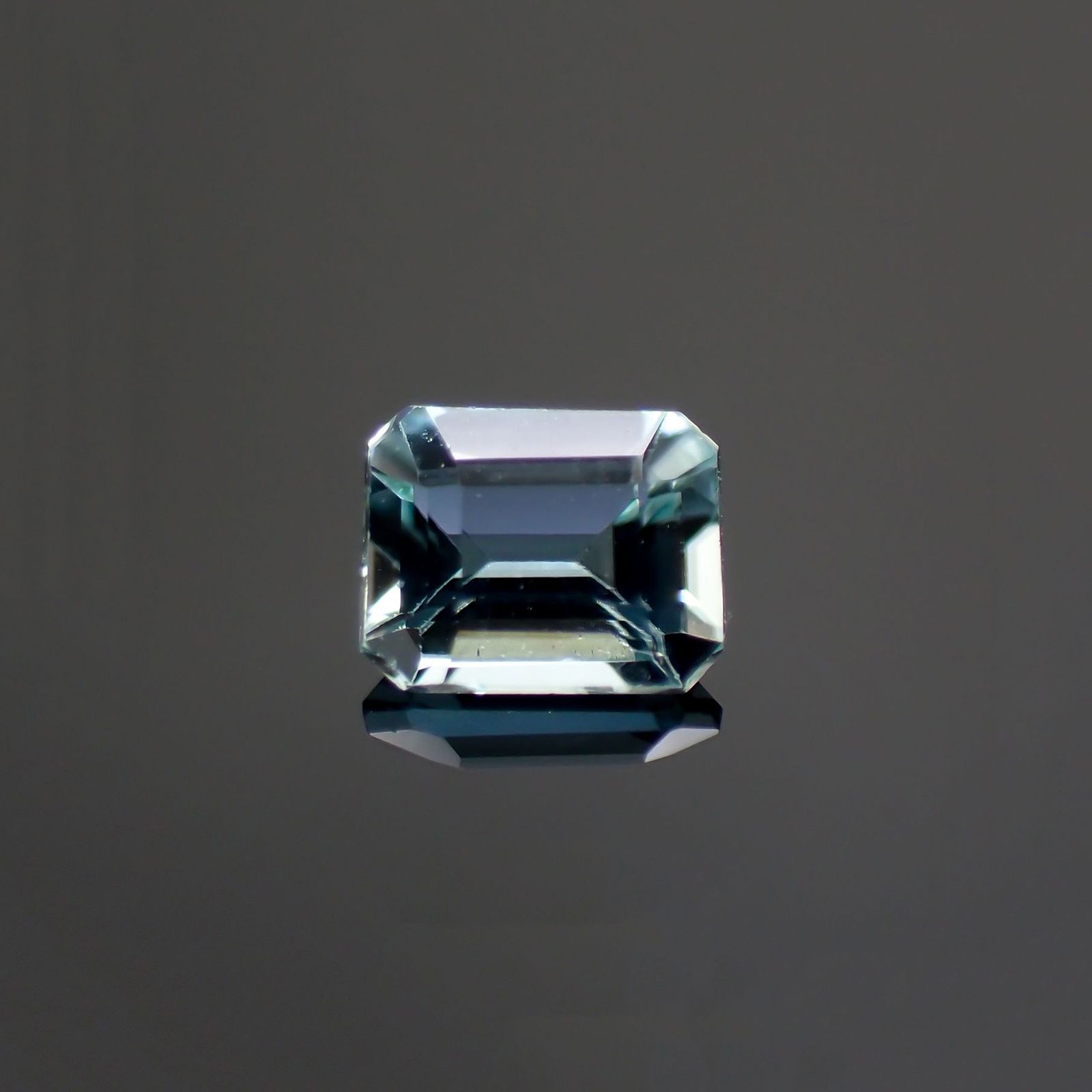 グランディディエライト(宝石名グランディディエライト) マダガスカル産 識別済 0.24ct / 4.2x3.3mm前後 [21059847]