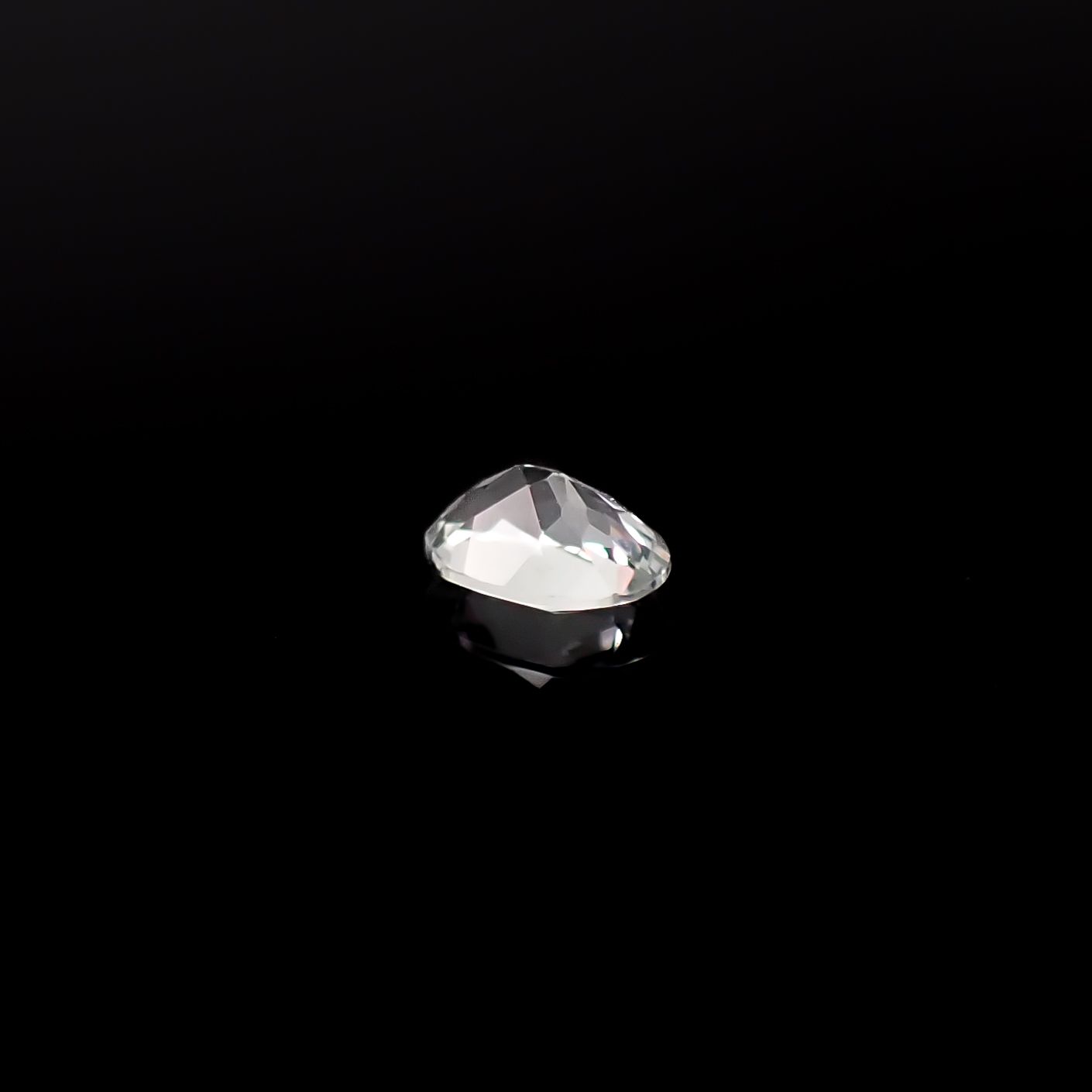 アクロアイト ナイジェリア産 0.26ct / 4.8x3.5mm前後 [251231360]