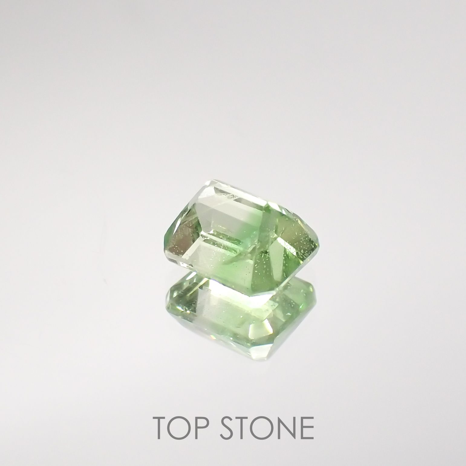 バイカラーツァボライト(宝石名グリーン グロッシュラー・ガーネット) タンザニア産 0.76ct 識別済[210711574]5.1×4.2mm前後