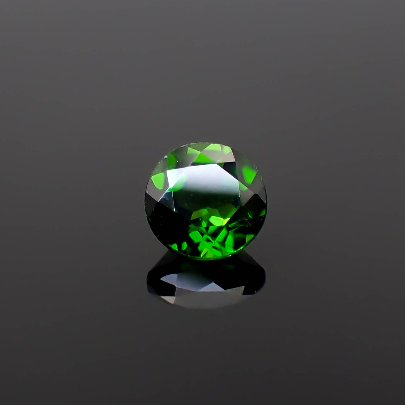 クロムダイオプサイド(宝石名クロム・ダイオプサイド)ロシア産 0.59ct 識別済[250430277]5.1x5.1mm前後