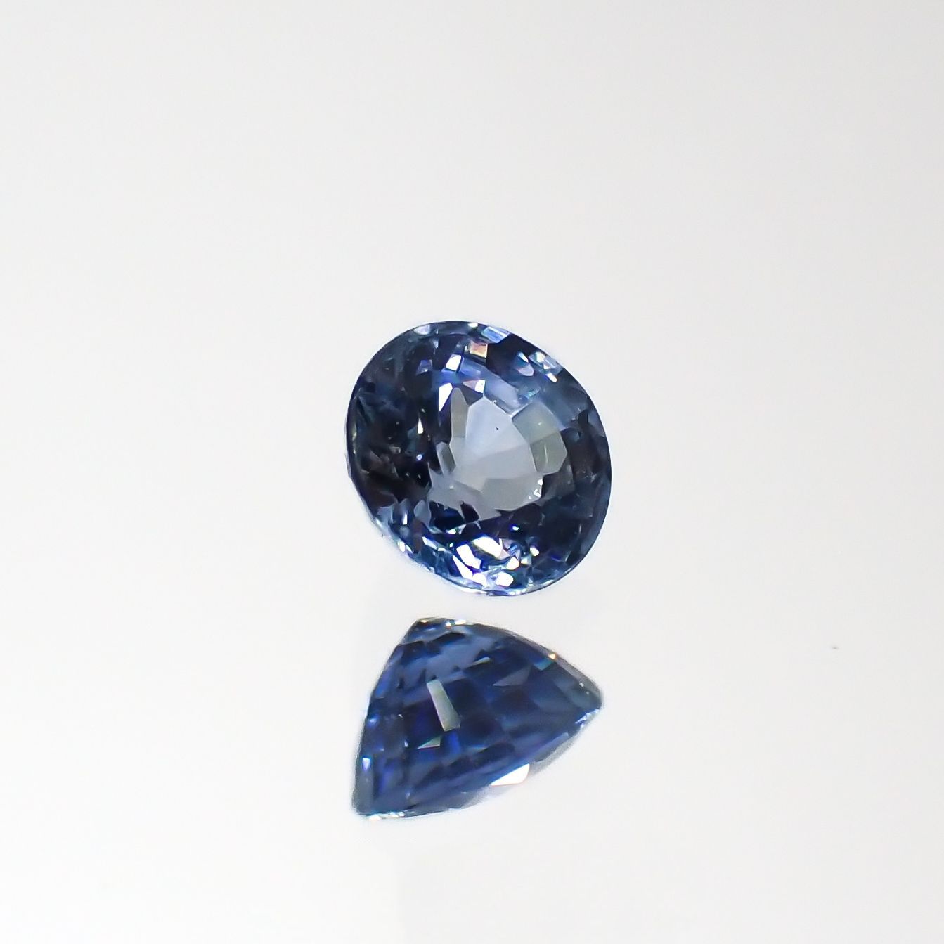 アイスブルーサファイア(宝石名サファイア)スリランカ/マダガスカル産 0.30ct 識別済[220515974]3.8x3.8mm前後