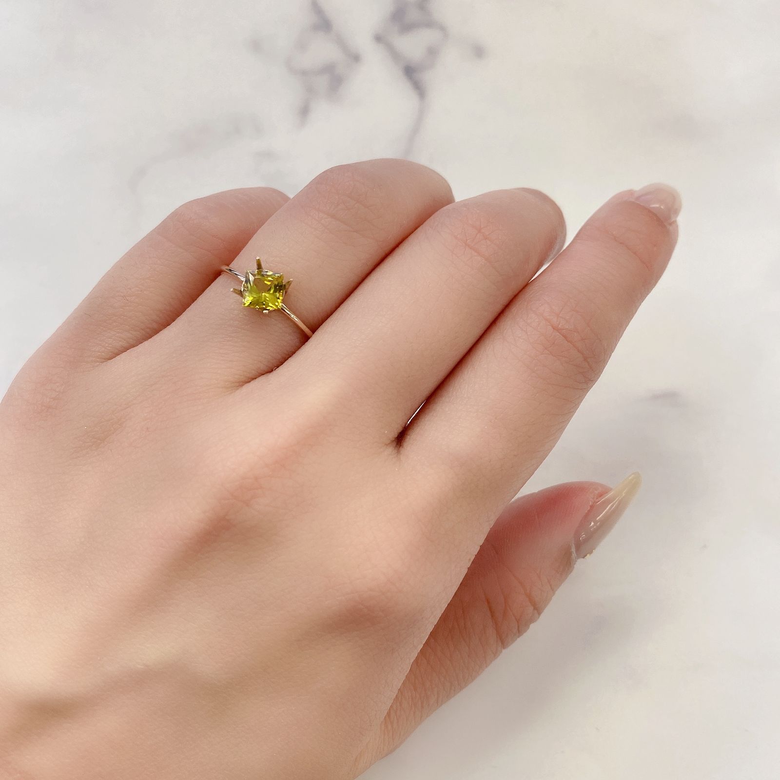 ◇プリンセスカット◇カナリートルマリン(宝石名イエロー・トルマリン) モザンビーク産 0.642ct ソ付(彩珠)[20117434]5×5mm前後