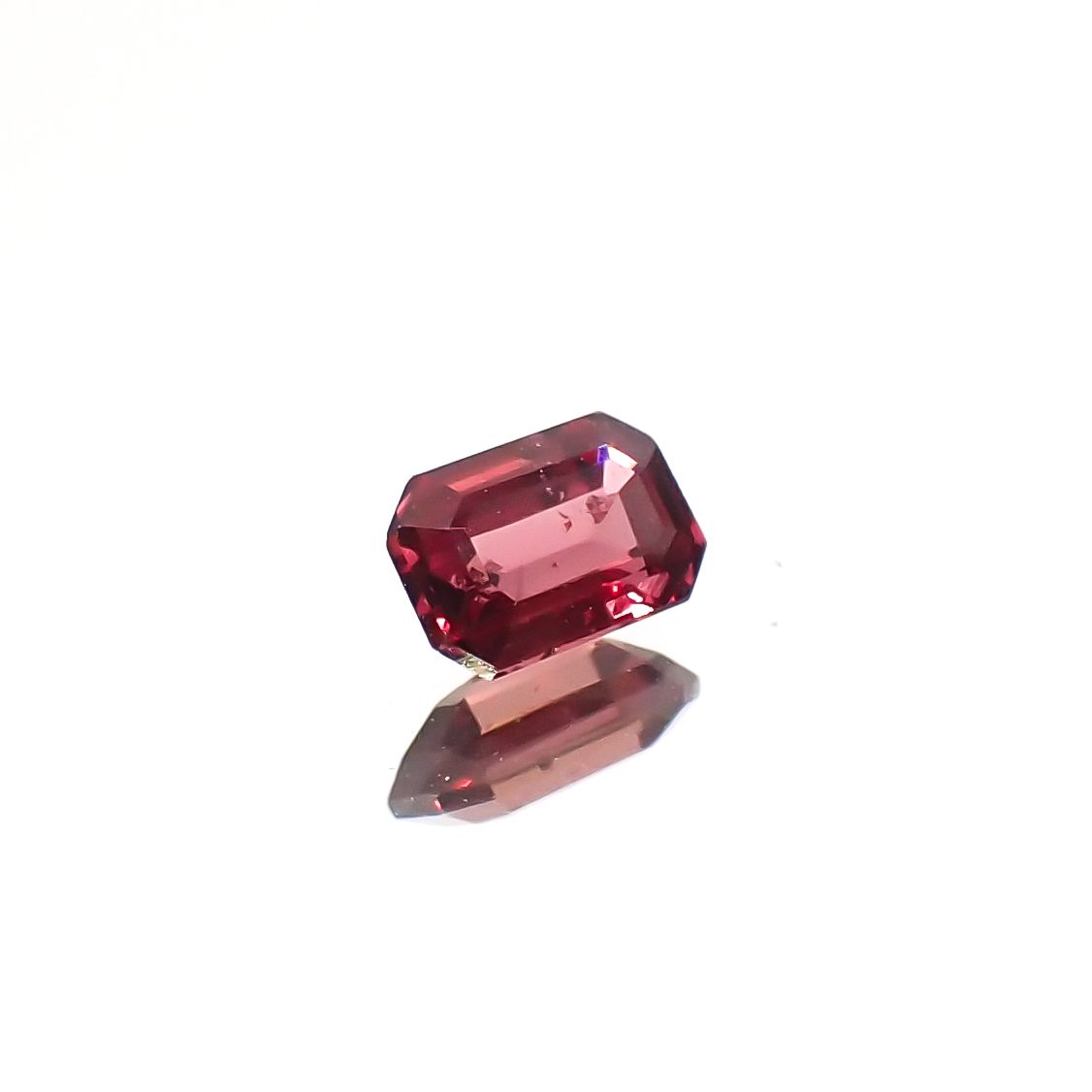 バーガンディーサファイア(宝石名サファイア)タンザニア産 0.24ct 識別済[240226288]4.1x2.7mm前後