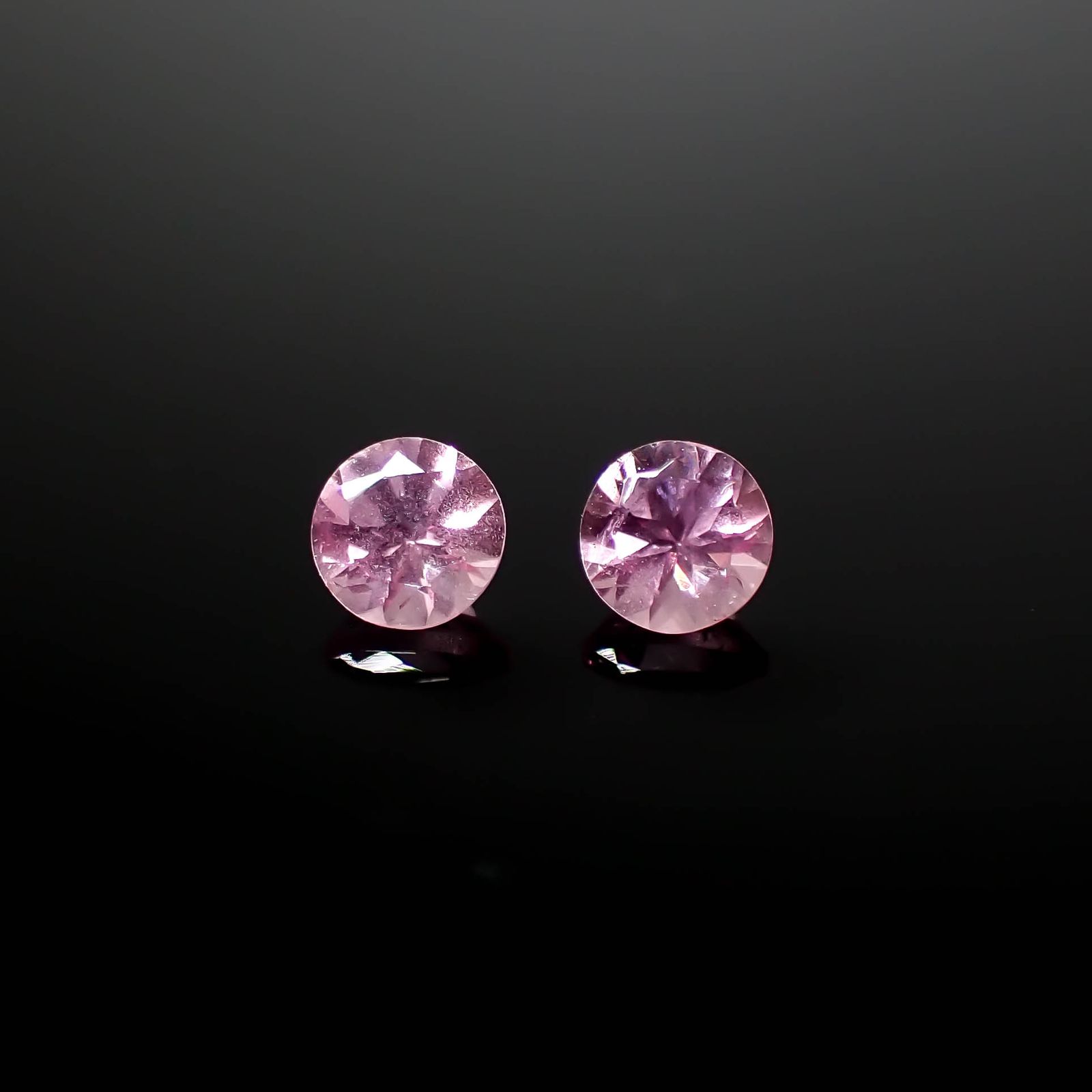 ◇ペアセット◇ピンクスピネル タンザニア産 0.39ct(2pcs合計) [250730791]3.4x3.4mm前後