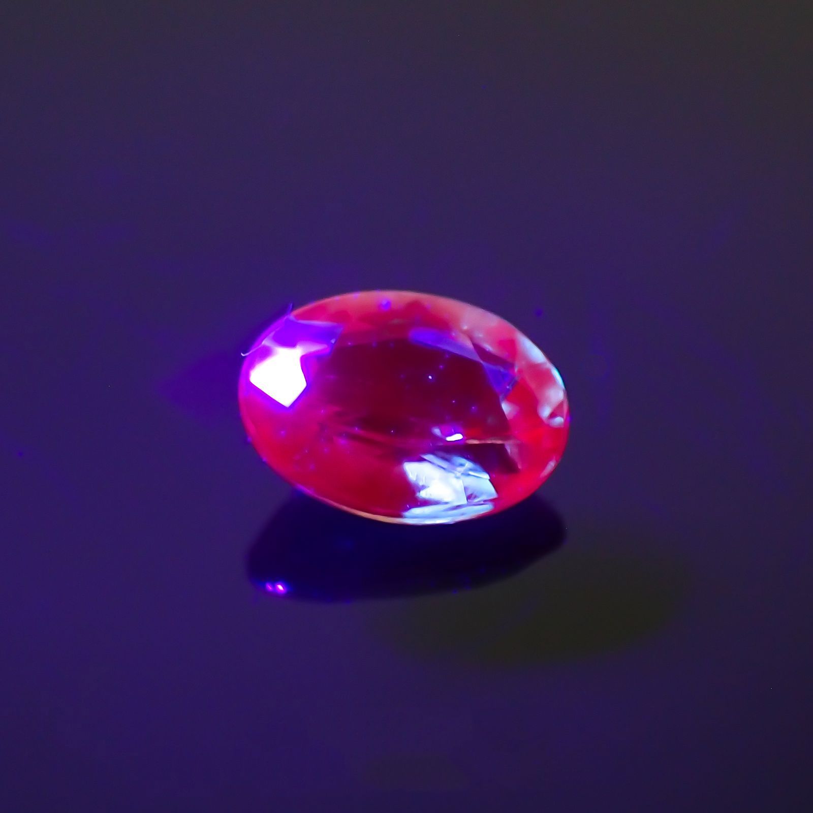 アレキサンドライト(宝石名アレキサンドライト)ブラジル産/EmeraldMains社製 0.176ct ソ付(彩珠)[220113819]3.9x2.8mm前後