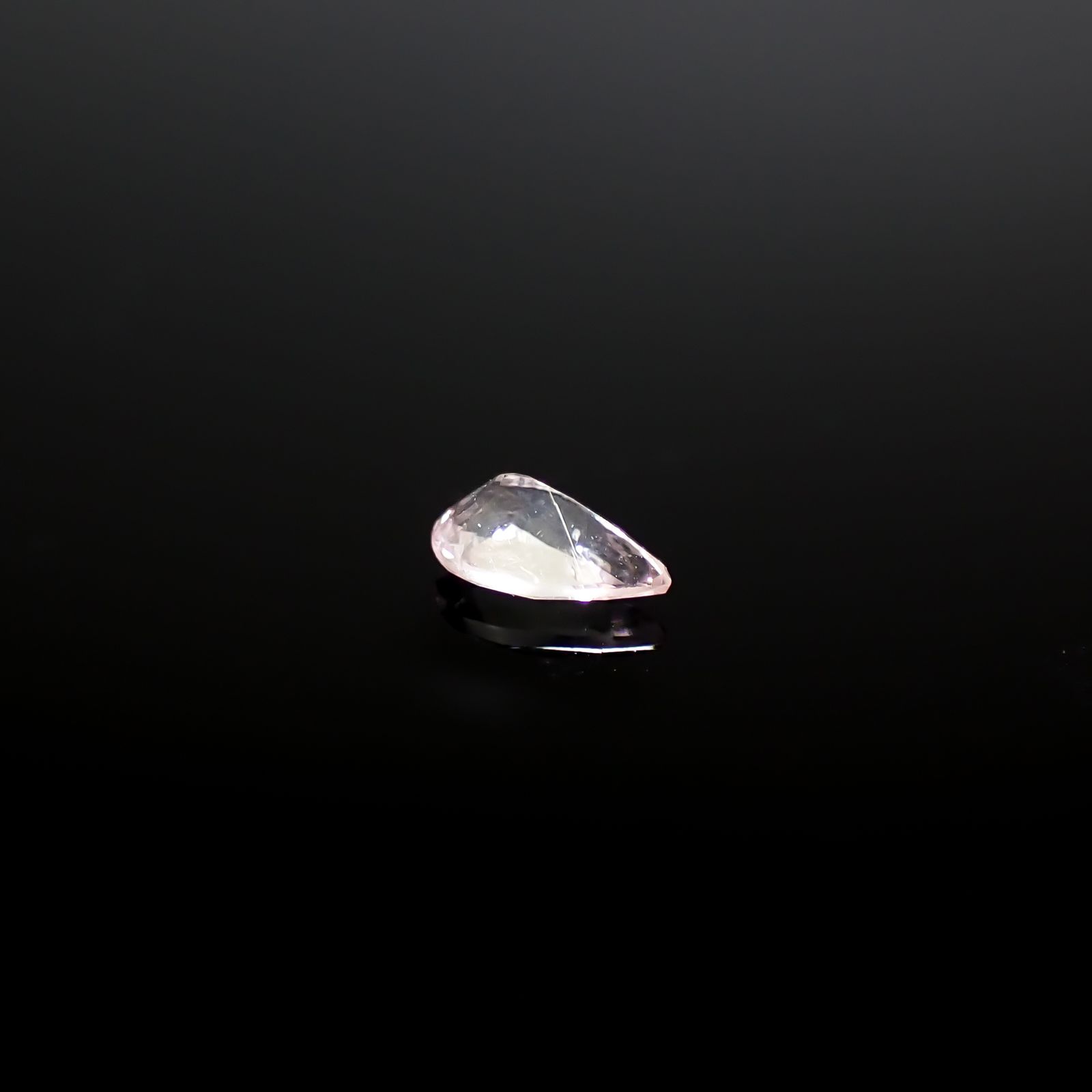 ピンクユークレース(宝石名ピンク・ユークレース)ブラジル産 ソ付(彩珠) 0.110ct / 4.2x2.6mm前後 [260532231]