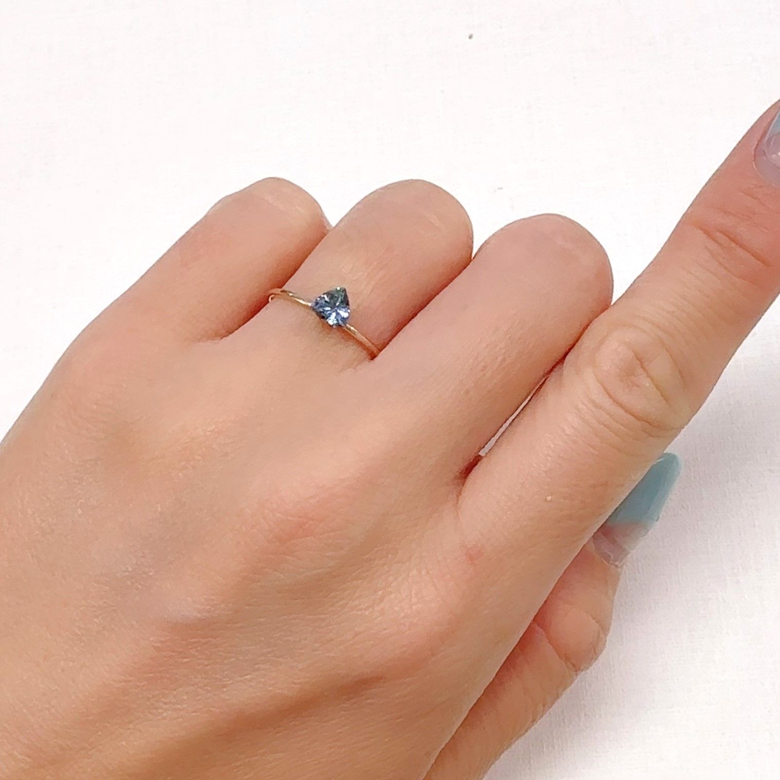 バイカラータンザナイト(宝石名ゾイサイト)タンザニア産 0.38ct 識別済[240828607]4.8x5.1mm前後