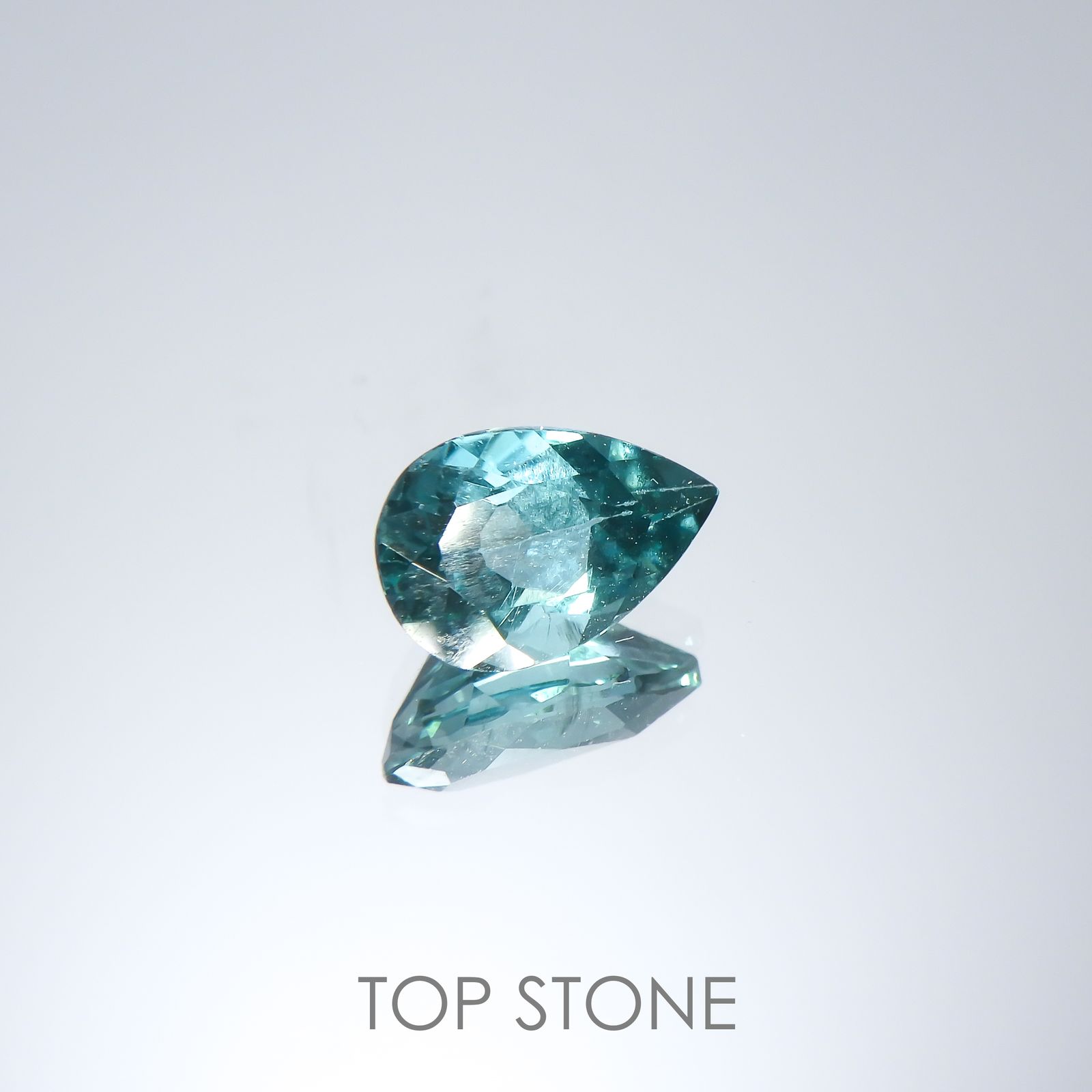 ブルーグリーンアパタイト(宝石名アパタイト)マダガスカル産 0.68ct 識別済[220515941]7.1x4.4mm前後