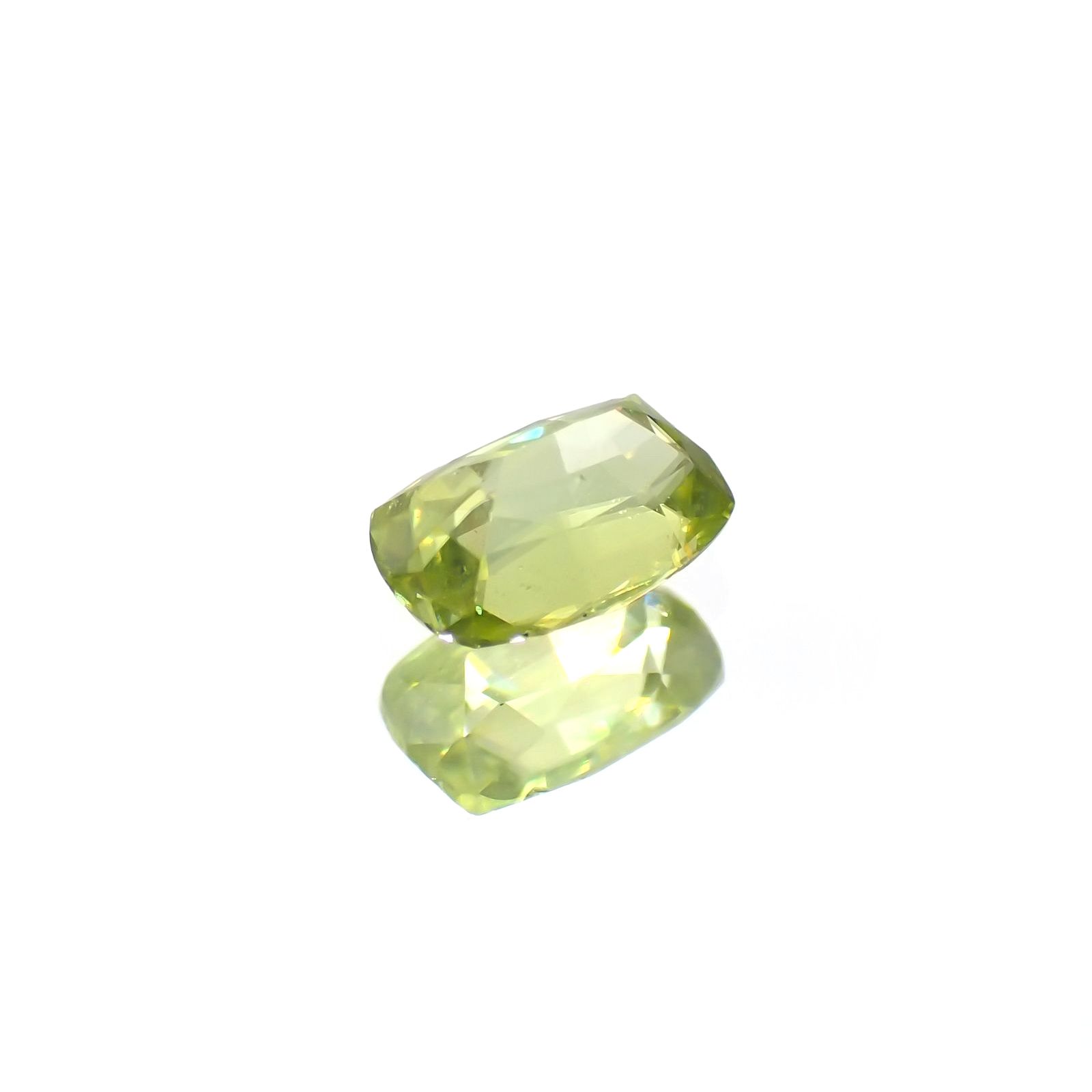 スフェーン(宝石名スフェーン) マダガスカル産 識別済 0.57ct / 5.9x4mm前後 [210712011]