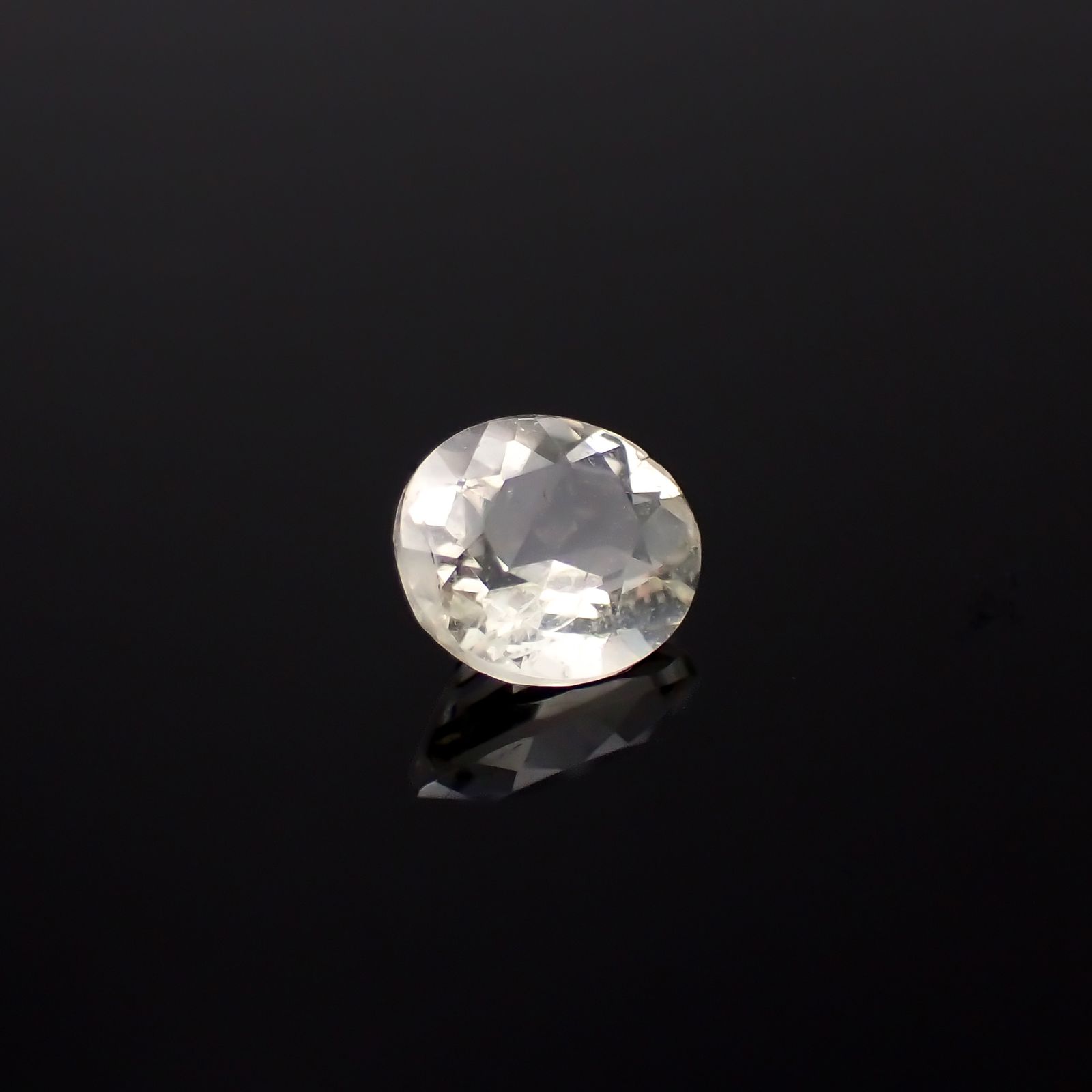 リューサイト(宝石名リューサイト)イタリア産 0.49ct 識別済[231225046]5.8x5mm前後
