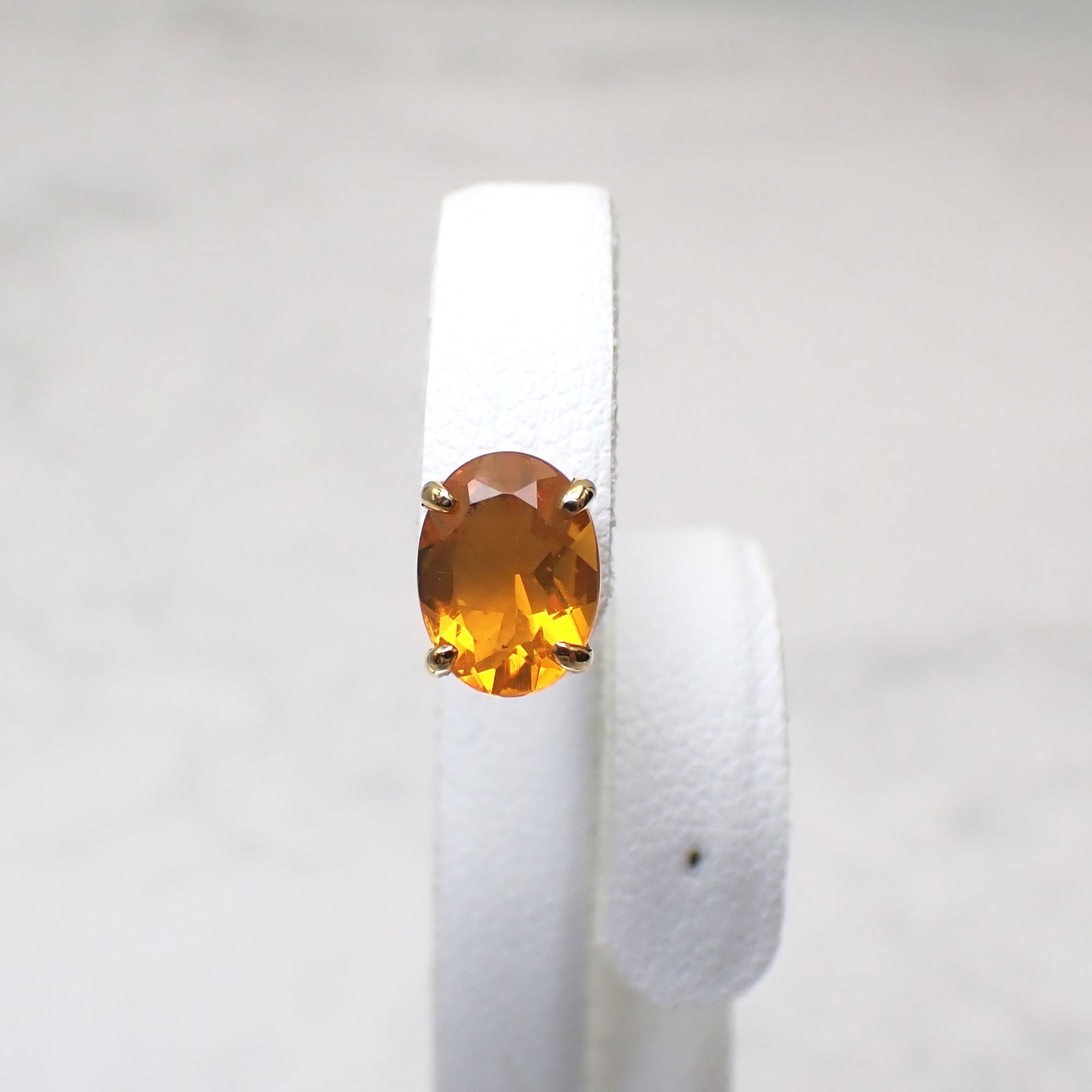 ◇K18ピアス◇ ファイヤーオパール 約0.80ct | オーバル/つやあり仕上げ (片耳用・キャッチ付き) 6×8mm [241229428]