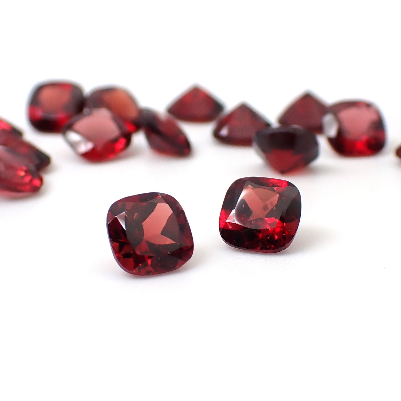 ◇ランダムセレクト◇パイラルスパイトガーネット モザンビーク産 約1.10ct / 6.1x6.1mm前後 [260532218]