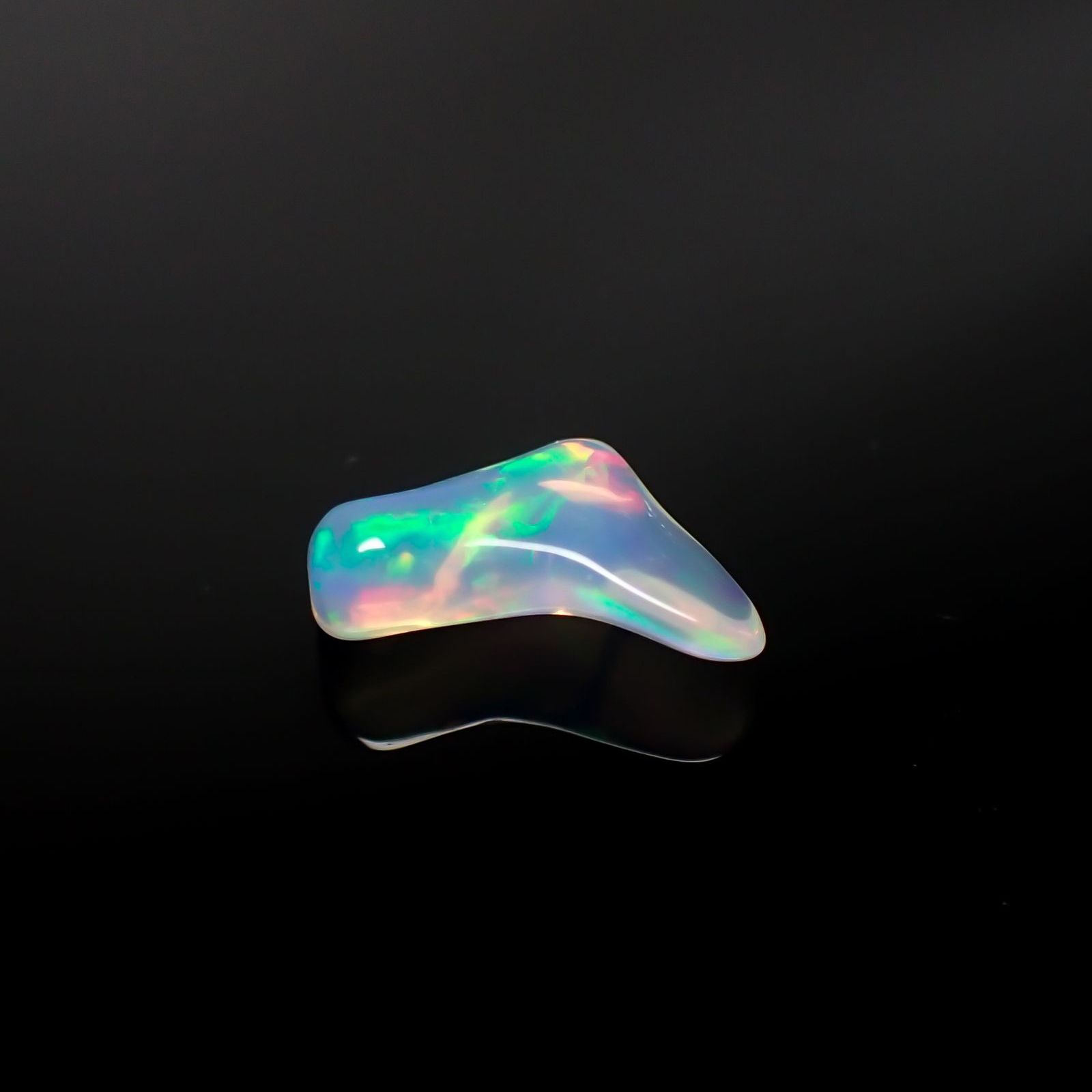 ◇バロック型◇エチオピアオパール(宝石名オパール) エチオピア産 識別済 1.53ct / 12.7x7.5mm前後 [260111398]