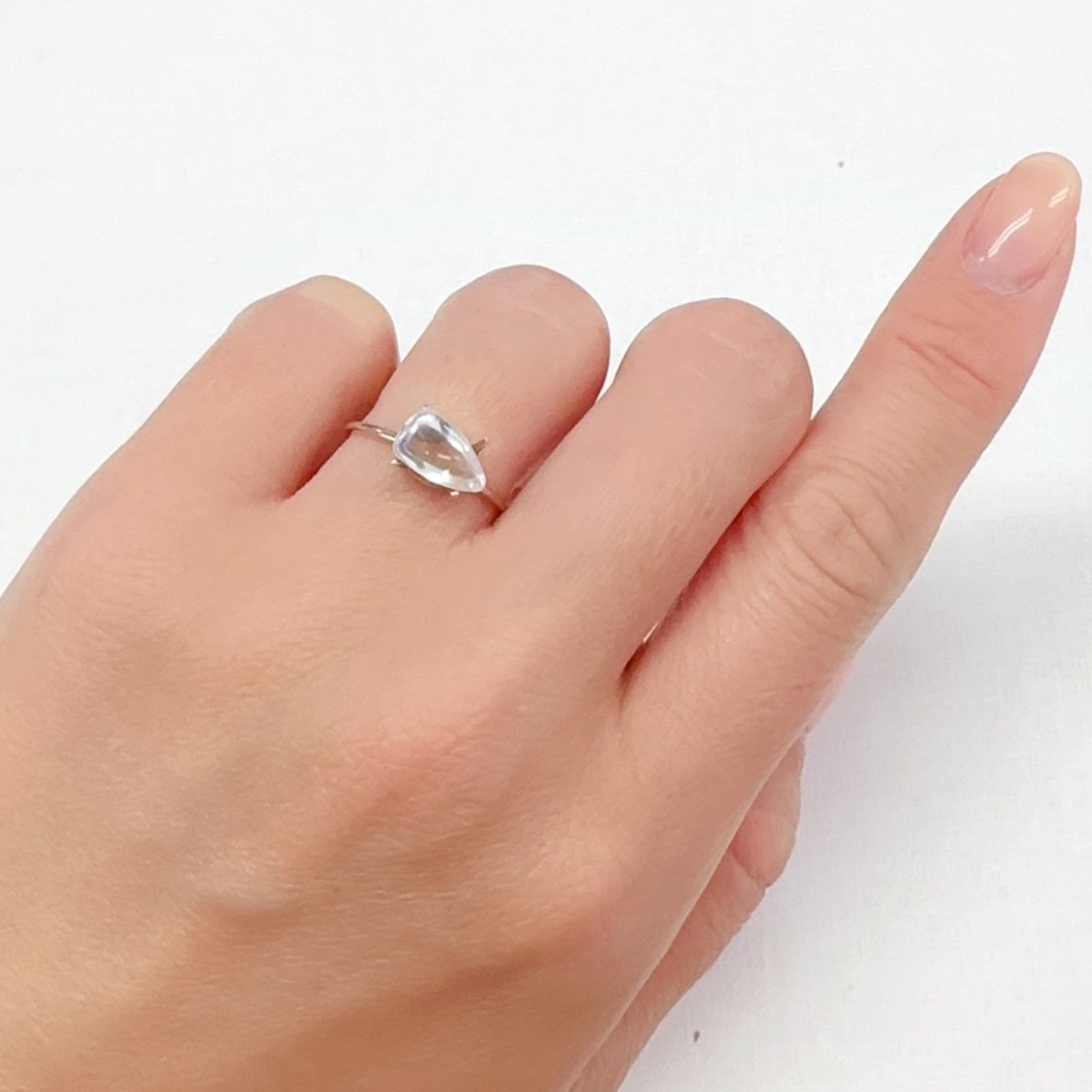 ◇バフカット◇レインボームーンストーン(宝石名ラブラドライト)マダガスカル産 1.340ct ソ付(彩珠)[240427197]9.2x5.6mm前後