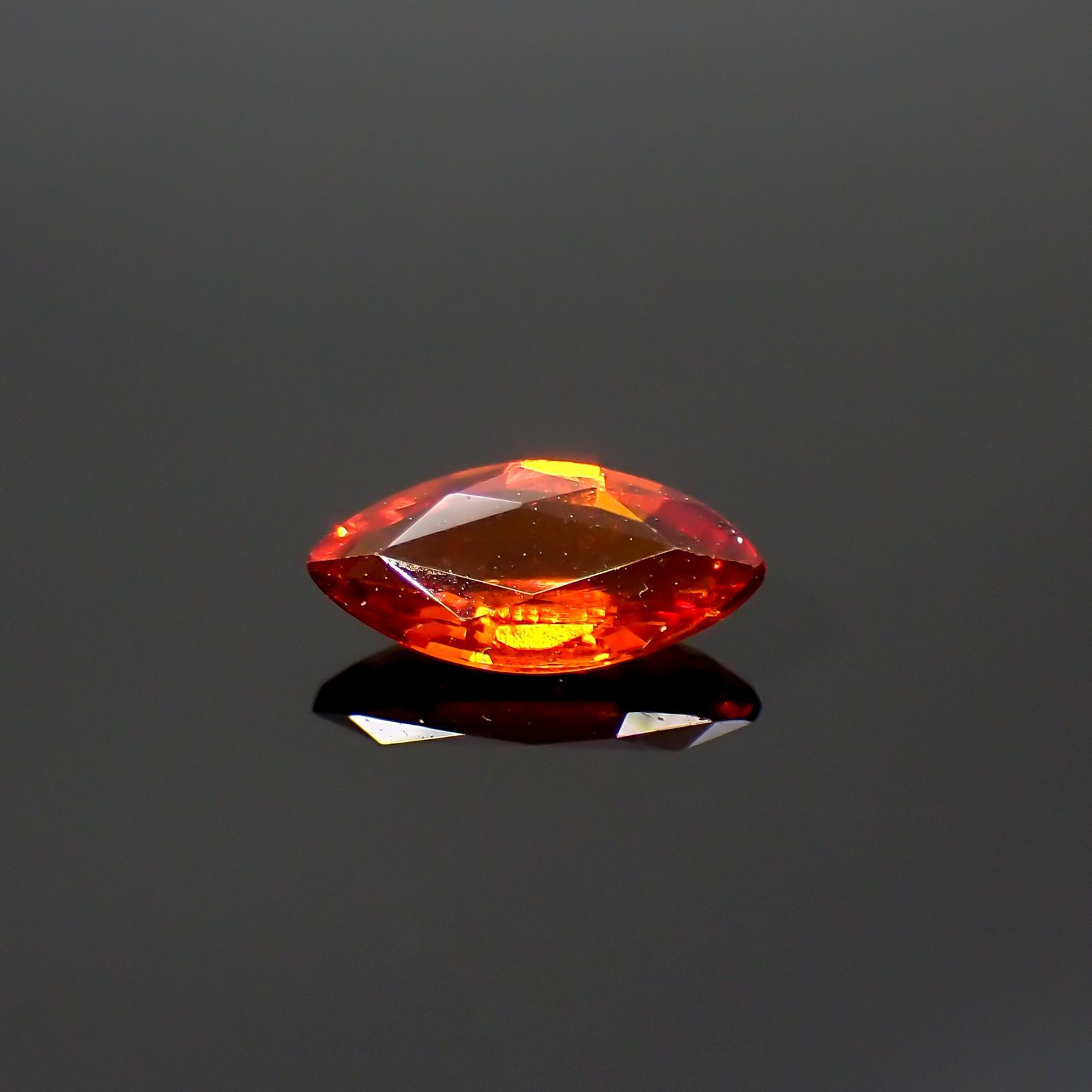 クリノヒューマイト(宝石名クリノヒューマイト)パキスタン産 0.55ct 識別済[220115580]7.9x4mm前後