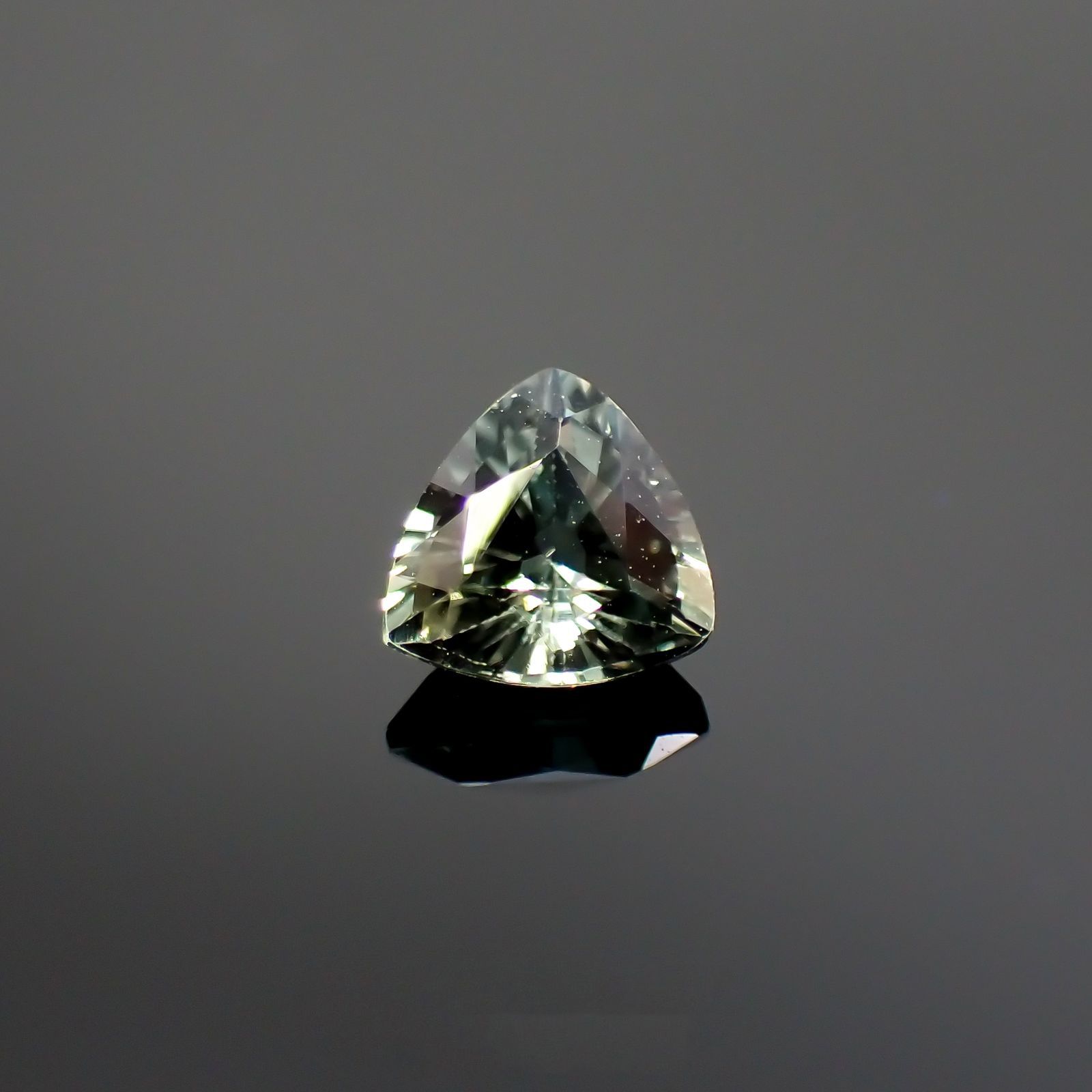 アレキサンドライト(宝石名アレキサンドライト)マダガスカル産 0.32ct 識別済[220114616]4.1x4.3mm前後