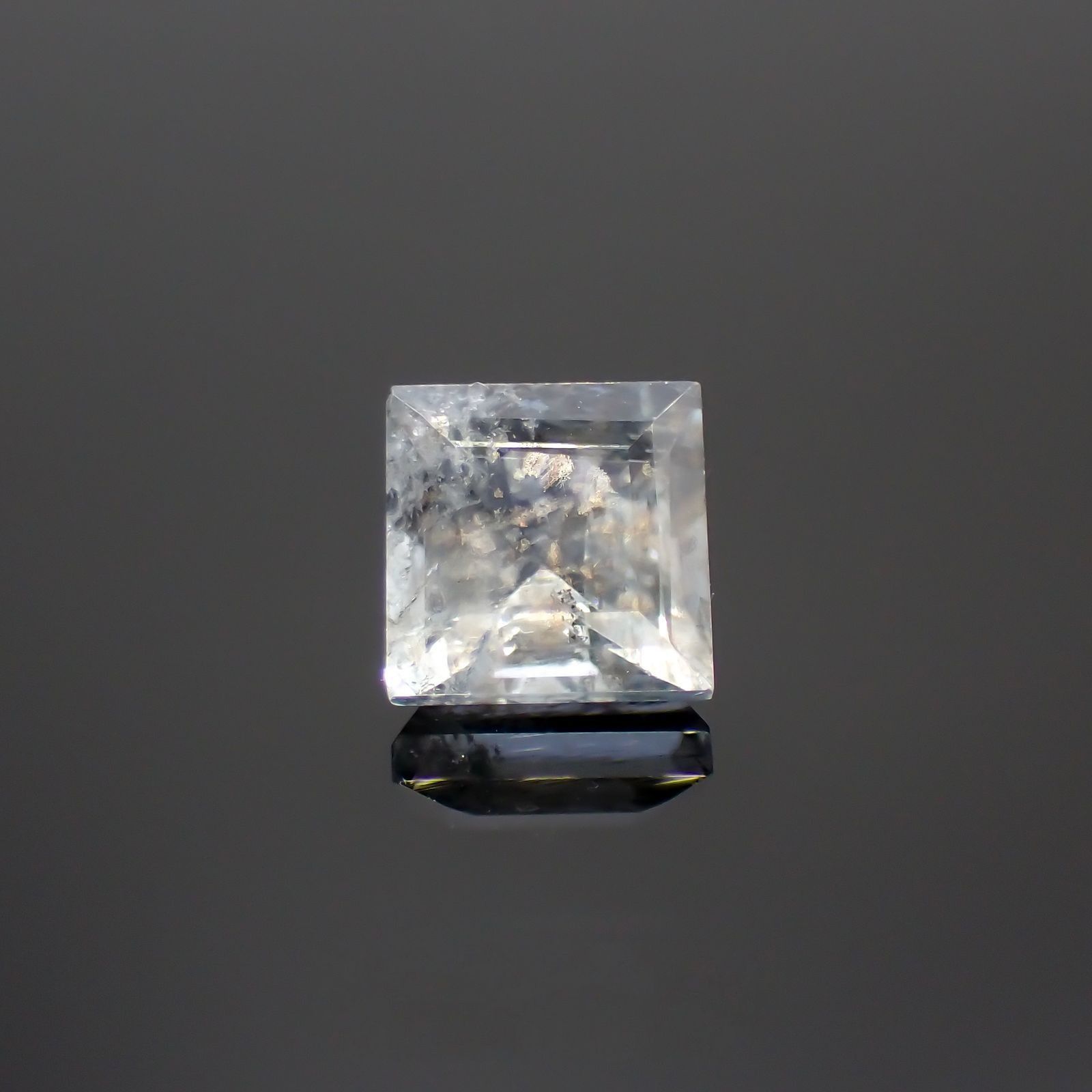 アベンチュリンアクアマリン ナイジェリア産 0.70ct / 5.1x5mm前後 [260114457]