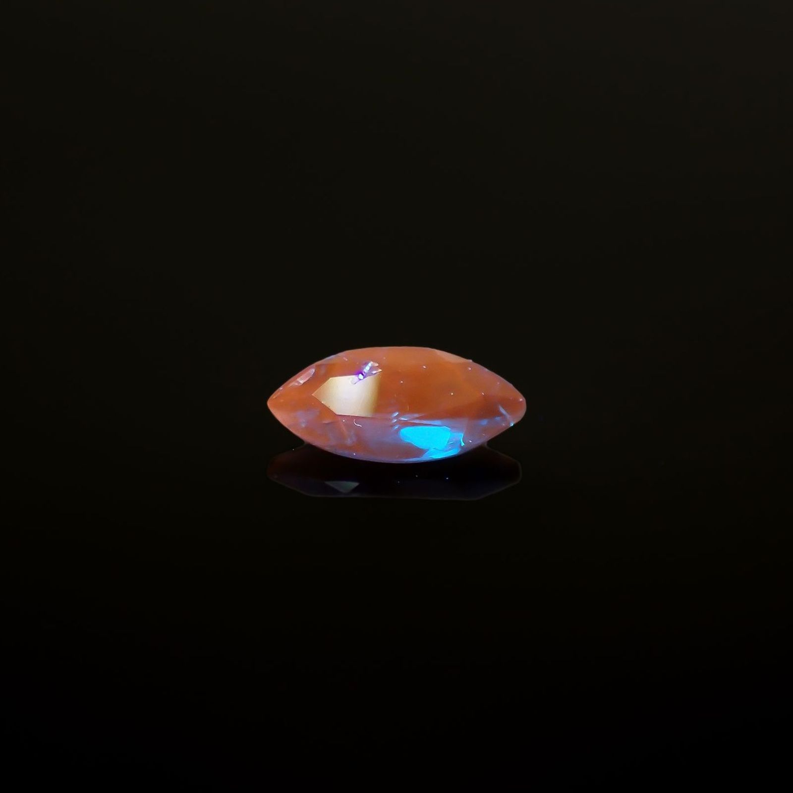 アウイナイト フルオレッセンス(宝石名アウイナイト)ドイツ産 識別済 0.064ct / 4.5x2.2mm前後 [260527503]
