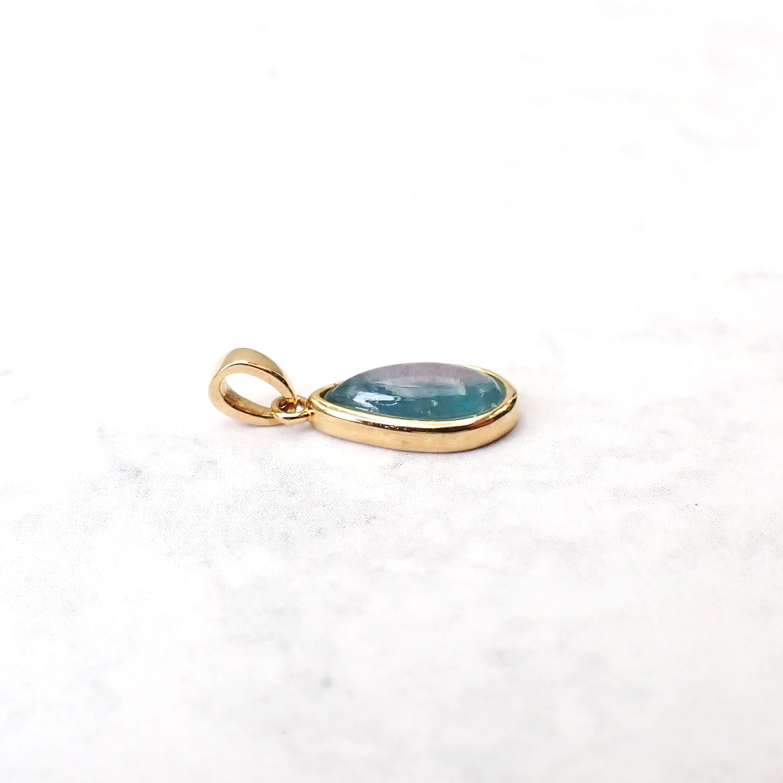 ◇K18ペンダント◇ バイカラーパライバトルマリン ブラジル・バターリャ鉱山産 0.60ct | 手巻き枠 つやあり 5.4x9mm(※チェーン別売り) [241229431]