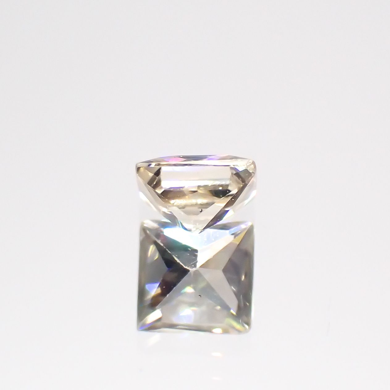 ◇プリンセスカット◇シャンパンカラージルコン(宝石名ジルコン)スリランカ/カンボジア産 0.49ct 識別済[230722983]4.1x4mm前後