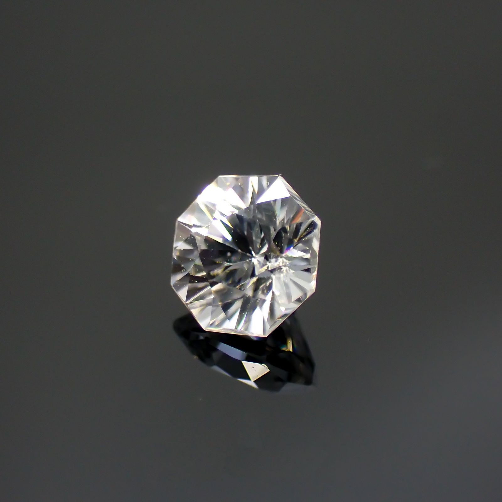 ◇オクタゴンカット◇カラーレスジルコン(宝石名ホワイト・ジルコン)スリランカ/カンボジア産 0.85ct 識別済[220114281]4.9x4.9mm前後