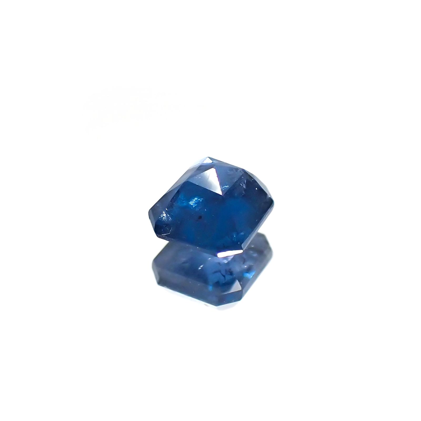 ガーナイト(宝石名 含コバルト・ガーナイト) ナイジェリア産 ソ付(彩珠) 0.398ct / 3.6x3.4mm前後 [260411552]