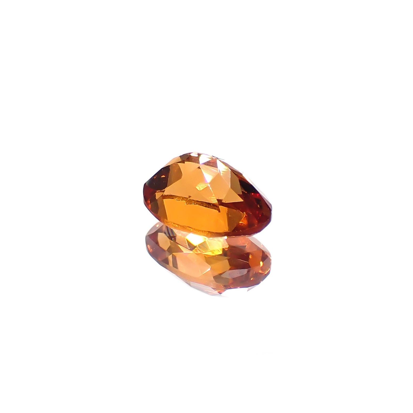 スペサルティンガーネット(宝石名ガーネット)タンザニア産 識別済 0.74ct / 6.1x4.1mm前後 [260617548]