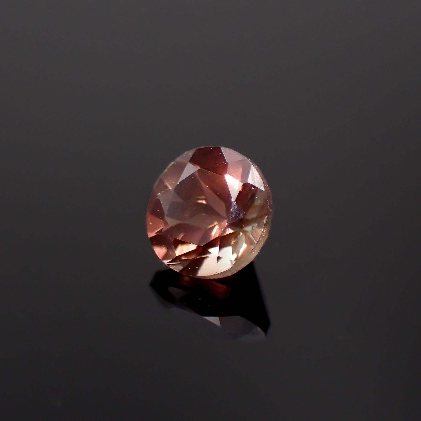 バイカラーオレゴンサンストーン(宝石名バイカラー・ラブラドライト)アメリカ・オレゴン州産 0.56ct 識別済[230722719]5.1x5.1mm前後