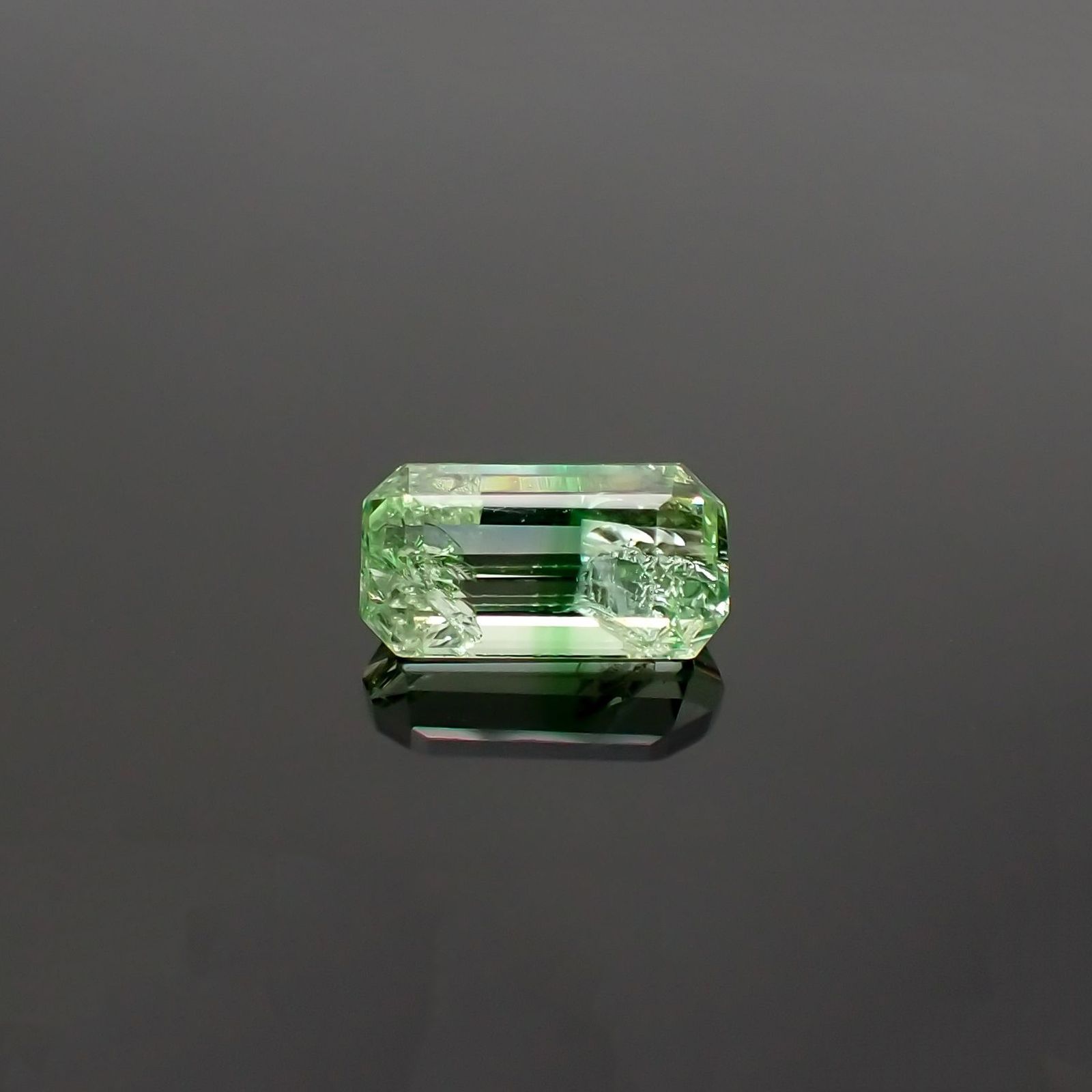 バイカラーツァボライト(宝石名グリーン グロッシュラー・ガーネット) タンザニア産 識別済 0.71ct / 6.6x3.5mm前後 [210711573]